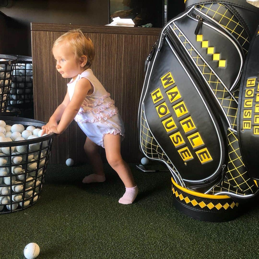 のインスタグラム：「The cutest little caddie I’ve ever seen! ❤️」