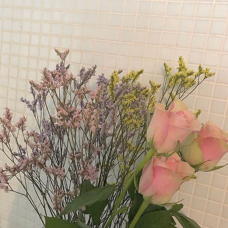 makoさんのインスタグラム写真 - (makoInstagram)「. かんち、ありがとー🥰 ドライフラワーにできる花って選んでくれて嬉しい😂 大好きなバラ🥀❤︎」6月17日 23時43分 - mkxxxbaby