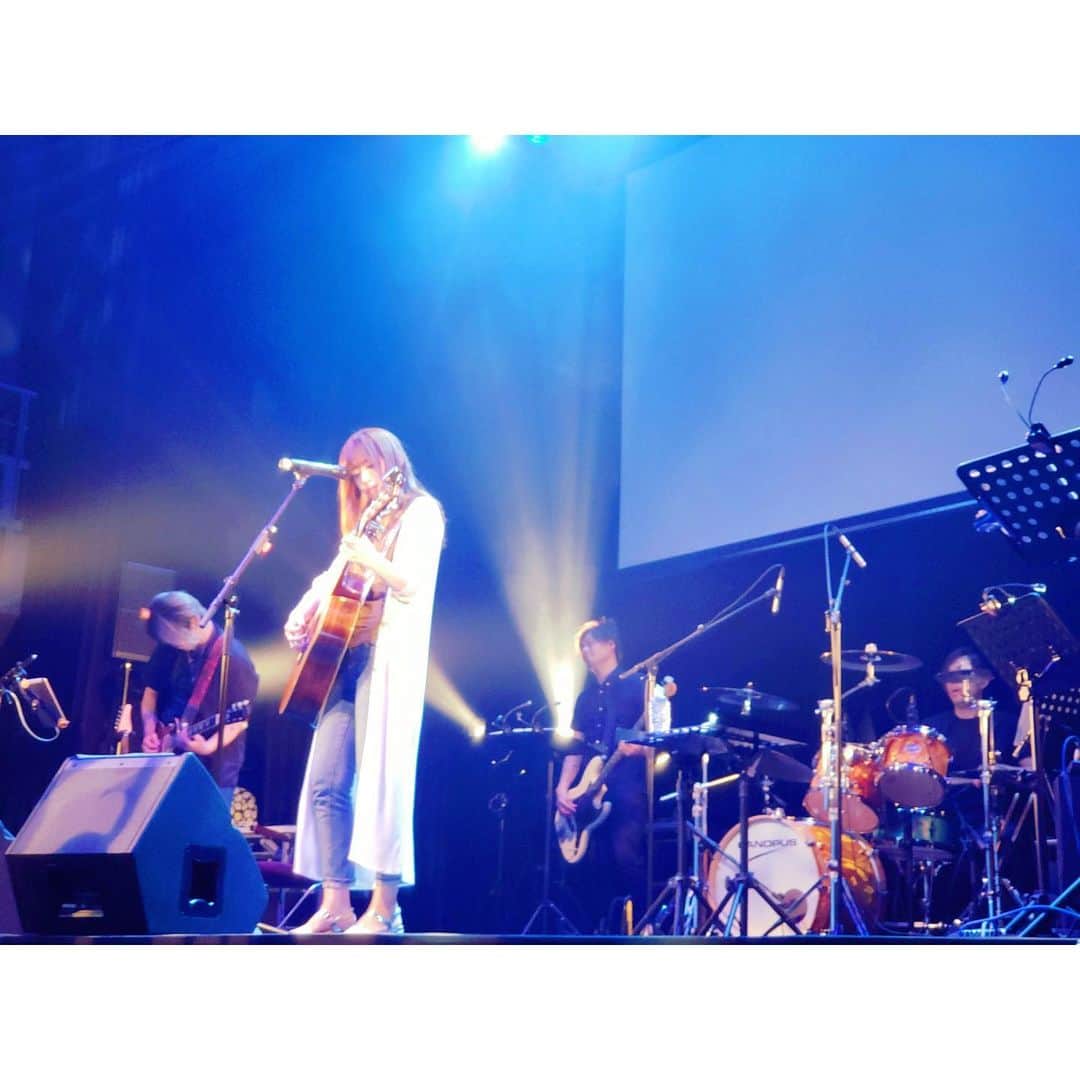 大原ゆい子のインスタグラム：「ライブの楽しかった余韻がまだ残っています、、 とっても綺麗なお月様を頂いたのです、、部屋に月があるなんて、、独り占めしているみたいで嬉しい。 今夜はストロベリームーン」