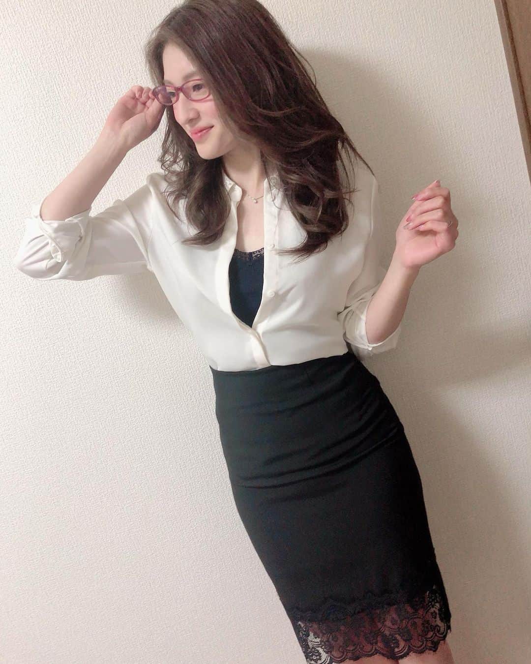 北川楓夏さんのインスタグラム写真 - (北川楓夏Instagram)「雪櫻を楽しむ会Special Edition Talk&Live〜酒と音楽と男と女〜 . 4月に由香さんに「なんか私たち2人のイベントやろ！てかやるから！内容考えよ！」と言われ、あれよあれよという間に決まったこの雪櫻会。 . 由香さんはシンガーだからLiveができるけど、私には何ができるんだろう？人を楽しませることなんて私にはできない😖とネガティブモードに入っていたのですが、 そこに由香さんが提案してきたのは「ダンスと歌」 . ダンスはいろんなイベントで踊ってきましたが、歌については…🤭💔 中学生の頃に声楽を習っていたので、歌うことは好きだけど人前で披露できるほどではないと思っていたので、すぐにYESとは返事できませんでした。 . でも由香さんがいろんな案を出してくれて、絶対練習すればカタチになるから！と励ましてくれて2ヶ月間みっちり稽古をして挑んだ本番でした。 . 本番前、こんな緊張したこと今までなかったです。笑 いろんなオーディションも受けてきたし、ミスユニバースも緊張を楽しめたけど、今回はまじで吐き気しかなかった。笑笑 . 普通のLiveじゃなく、コントちっくな、笑いの要素も入れたひとつのショーだったのでお客さんの笑いが入ってやっと完成する舞台でした。 笑いがなかったらどうしよう…緊張で歌えなくなったらどうしよう…不安な気持ちばっかり前にでてきて、ずーっとみぞおち痛かった😱 . きてくださったみなさんは ほんとに温かい気持ちでみてくれてありがとうございました！🙇🏻‍♀️ みなさんの笑顔があったから吐かずに済みました！🤮笑 . そしてTalk部分😶 こちらも「大丈夫なのかなぁ？」ってずっと自問自答していた企画で 「北川楓夏先生の恋愛お悩み相談室」というノーツイートトークショーでした。 イベントサブタイトルにもある通り"男と女"の話をしようというものです。🔞 衣装も先生っぽい格好を。笑 事前にみなさんから質問もいただいていたので、そちらにお答えしながら進行させていただきました。 質問をくれた皆さんありがとうございました！🙇🏻‍♀️ トーク内容についてはここでは触れませんが、お子様もいらっしゃったので浅めのお下ネタという感じでしたかね？🙄 今度は年齢制限つけて"大人の"相談室にしようかなと🔞笑 次回があれば、ですがね… . 最後由香さんと2人で歌えたのも嬉しかったなぁ🌻 私たちの普段の感じが存分に出ていたイベントかなぁと思います！ みなさん楽しんでくれましたかね？☺️ . 今回は満員御礼！Sold outしてからもチケット問い合わせがすごくて…ほんとありがたいです🥺🙏 みなさまの要望が多ければまたいつか由香＆楓夏企画のイベント開催できればなと思います✨ . 雪絵さんにも大変お世話になりました！！ 雪絵さんいなかったらこのイベント成り立たなかったです😂 無茶振りの歌もありがとうございました！ ぶんこさんも陰でずーっと支えてくれてありがとうございます😭💓 先輩であり、私たちのお母さん❤️リスペクト。 . #akita #model #singer #高田由香 #北川楓夏 #dance #talk #live #雪櫻 #阿櫻酒造 #アンサナ #酒と音楽と男と女 #ノーツイートトークショー #先生 @pfre.aroma  #aroma #二田雪絵 さん #🌻 @yukatakadaofficial」6月17日 23時46分 - fuka.kitagawa