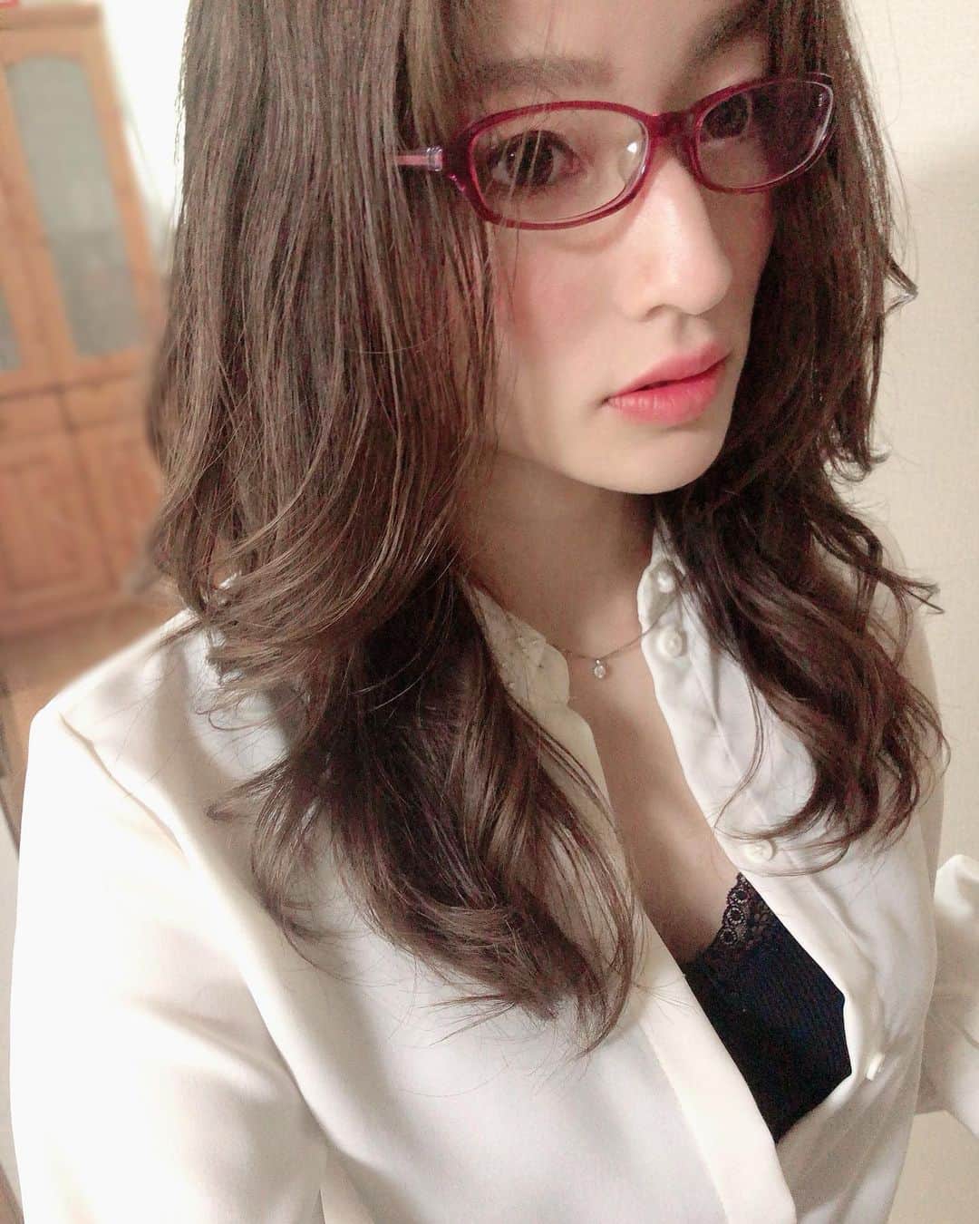 北川楓夏さんのインスタグラム写真 - (北川楓夏Instagram)「雪櫻を楽しむ会Special Edition Talk&Live〜酒と音楽と男と女〜 . 4月に由香さんに「なんか私たち2人のイベントやろ！てかやるから！内容考えよ！」と言われ、あれよあれよという間に決まったこの雪櫻会。 . 由香さんはシンガーだからLiveができるけど、私には何ができるんだろう？人を楽しませることなんて私にはできない😖とネガティブモードに入っていたのですが、 そこに由香さんが提案してきたのは「ダンスと歌」 . ダンスはいろんなイベントで踊ってきましたが、歌については…🤭💔 中学生の頃に声楽を習っていたので、歌うことは好きだけど人前で披露できるほどではないと思っていたので、すぐにYESとは返事できませんでした。 . でも由香さんがいろんな案を出してくれて、絶対練習すればカタチになるから！と励ましてくれて2ヶ月間みっちり稽古をして挑んだ本番でした。 . 本番前、こんな緊張したこと今までなかったです。笑 いろんなオーディションも受けてきたし、ミスユニバースも緊張を楽しめたけど、今回はまじで吐き気しかなかった。笑笑 . 普通のLiveじゃなく、コントちっくな、笑いの要素も入れたひとつのショーだったのでお客さんの笑いが入ってやっと完成する舞台でした。 笑いがなかったらどうしよう…緊張で歌えなくなったらどうしよう…不安な気持ちばっかり前にでてきて、ずーっとみぞおち痛かった😱 . きてくださったみなさんは ほんとに温かい気持ちでみてくれてありがとうございました！🙇🏻‍♀️ みなさんの笑顔があったから吐かずに済みました！🤮笑 . そしてTalk部分😶 こちらも「大丈夫なのかなぁ？」ってずっと自問自答していた企画で 「北川楓夏先生の恋愛お悩み相談室」というノーツイートトークショーでした。 イベントサブタイトルにもある通り"男と女"の話をしようというものです。🔞 衣装も先生っぽい格好を。笑 事前にみなさんから質問もいただいていたので、そちらにお答えしながら進行させていただきました。 質問をくれた皆さんありがとうございました！🙇🏻‍♀️ トーク内容についてはここでは触れませんが、お子様もいらっしゃったので浅めのお下ネタという感じでしたかね？🙄 今度は年齢制限つけて"大人の"相談室にしようかなと🔞笑 次回があれば、ですがね… . 最後由香さんと2人で歌えたのも嬉しかったなぁ🌻 私たちの普段の感じが存分に出ていたイベントかなぁと思います！ みなさん楽しんでくれましたかね？☺️ . 今回は満員御礼！Sold outしてからもチケット問い合わせがすごくて…ほんとありがたいです🥺🙏 みなさまの要望が多ければまたいつか由香＆楓夏企画のイベント開催できればなと思います✨ . 雪絵さんにも大変お世話になりました！！ 雪絵さんいなかったらこのイベント成り立たなかったです😂 無茶振りの歌もありがとうございました！ ぶんこさんも陰でずーっと支えてくれてありがとうございます😭💓 先輩であり、私たちのお母さん❤️リスペクト。 . #akita #model #singer #高田由香 #北川楓夏 #dance #talk #live #雪櫻 #阿櫻酒造 #アンサナ #酒と音楽と男と女 #ノーツイートトークショー #先生 @pfre.aroma  #aroma #二田雪絵 さん #🌻 @yukatakadaofficial」6月17日 23時46分 - fuka.kitagawa