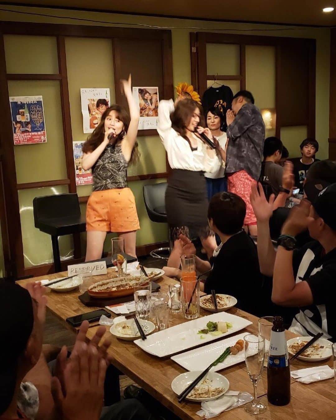 北川楓夏さんのインスタグラム写真 - (北川楓夏Instagram)「雪櫻を楽しむ会Special Edition Talk&Live〜酒と音楽と男と女〜 . 4月に由香さんに「なんか私たち2人のイベントやろ！てかやるから！内容考えよ！」と言われ、あれよあれよという間に決まったこの雪櫻会。 . 由香さんはシンガーだからLiveができるけど、私には何ができるんだろう？人を楽しませることなんて私にはできない😖とネガティブモードに入っていたのですが、 そこに由香さんが提案してきたのは「ダンスと歌」 . ダンスはいろんなイベントで踊ってきましたが、歌については…🤭💔 中学生の頃に声楽を習っていたので、歌うことは好きだけど人前で披露できるほどではないと思っていたので、すぐにYESとは返事できませんでした。 . でも由香さんがいろんな案を出してくれて、絶対練習すればカタチになるから！と励ましてくれて2ヶ月間みっちり稽古をして挑んだ本番でした。 . 本番前、こんな緊張したこと今までなかったです。笑 いろんなオーディションも受けてきたし、ミスユニバースも緊張を楽しめたけど、今回はまじで吐き気しかなかった。笑笑 . 普通のLiveじゃなく、コントちっくな、笑いの要素も入れたひとつのショーだったのでお客さんの笑いが入ってやっと完成する舞台でした。 笑いがなかったらどうしよう…緊張で歌えなくなったらどうしよう…不安な気持ちばっかり前にでてきて、ずーっとみぞおち痛かった😱 . きてくださったみなさんは ほんとに温かい気持ちでみてくれてありがとうございました！🙇🏻‍♀️ みなさんの笑顔があったから吐かずに済みました！🤮笑 . そしてTalk部分😶 こちらも「大丈夫なのかなぁ？」ってずっと自問自答していた企画で 「北川楓夏先生の恋愛お悩み相談室」というノーツイートトークショーでした。 イベントサブタイトルにもある通り"男と女"の話をしようというものです。🔞 衣装も先生っぽい格好を。笑 事前にみなさんから質問もいただいていたので、そちらにお答えしながら進行させていただきました。 質問をくれた皆さんありがとうございました！🙇🏻‍♀️ トーク内容についてはここでは触れませんが、お子様もいらっしゃったので浅めのお下ネタという感じでしたかね？🙄 今度は年齢制限つけて"大人の"相談室にしようかなと🔞笑 次回があれば、ですがね… . 最後由香さんと2人で歌えたのも嬉しかったなぁ🌻 私たちの普段の感じが存分に出ていたイベントかなぁと思います！ みなさん楽しんでくれましたかね？☺️ . 今回は満員御礼！Sold outしてからもチケット問い合わせがすごくて…ほんとありがたいです🥺🙏 みなさまの要望が多ければまたいつか由香＆楓夏企画のイベント開催できればなと思います✨ . 雪絵さんにも大変お世話になりました！！ 雪絵さんいなかったらこのイベント成り立たなかったです😂 無茶振りの歌もありがとうございました！ ぶんこさんも陰でずーっと支えてくれてありがとうございます😭💓 先輩であり、私たちのお母さん❤️リスペクト。 . #akita #model #singer #高田由香 #北川楓夏 #dance #talk #live #雪櫻 #阿櫻酒造 #アンサナ #酒と音楽と男と女 #ノーツイートトークショー #先生 @pfre.aroma  #aroma #二田雪絵 さん #🌻 @yukatakadaofficial」6月17日 23時46分 - fuka.kitagawa