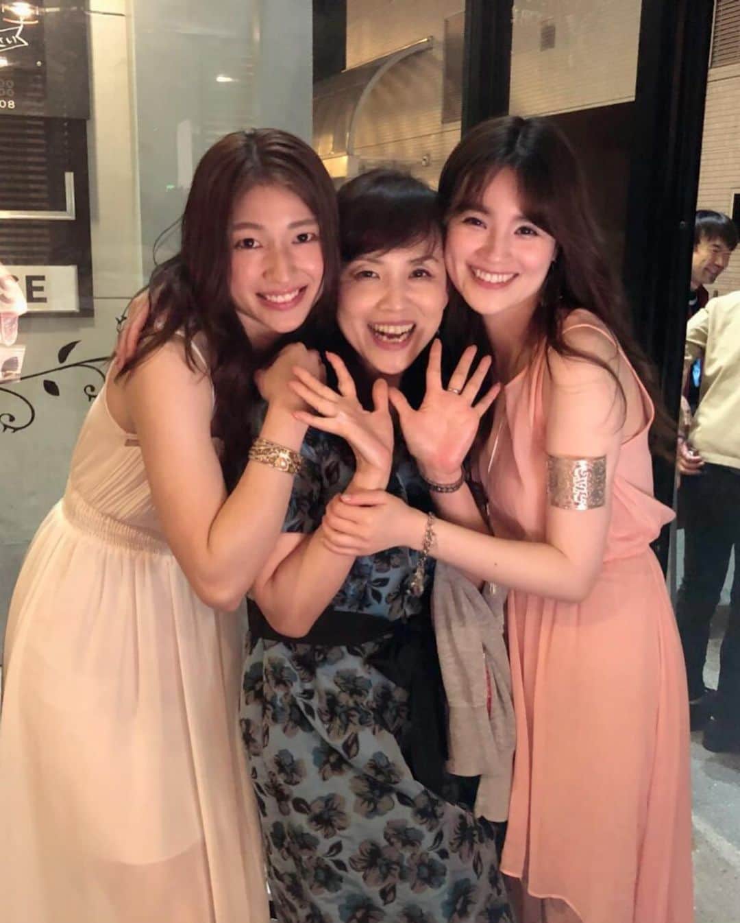 北川楓夏さんのインスタグラム写真 - (北川楓夏Instagram)「雪櫻を楽しむ会Special Edition Talk&Live〜酒と音楽と男と女〜 . 4月に由香さんに「なんか私たち2人のイベントやろ！てかやるから！内容考えよ！」と言われ、あれよあれよという間に決まったこの雪櫻会。 . 由香さんはシンガーだからLiveができるけど、私には何ができるんだろう？人を楽しませることなんて私にはできない😖とネガティブモードに入っていたのですが、 そこに由香さんが提案してきたのは「ダンスと歌」 . ダンスはいろんなイベントで踊ってきましたが、歌については…🤭💔 中学生の頃に声楽を習っていたので、歌うことは好きだけど人前で披露できるほどではないと思っていたので、すぐにYESとは返事できませんでした。 . でも由香さんがいろんな案を出してくれて、絶対練習すればカタチになるから！と励ましてくれて2ヶ月間みっちり稽古をして挑んだ本番でした。 . 本番前、こんな緊張したこと今までなかったです。笑 いろんなオーディションも受けてきたし、ミスユニバースも緊張を楽しめたけど、今回はまじで吐き気しかなかった。笑笑 . 普通のLiveじゃなく、コントちっくな、笑いの要素も入れたひとつのショーだったのでお客さんの笑いが入ってやっと完成する舞台でした。 笑いがなかったらどうしよう…緊張で歌えなくなったらどうしよう…不安な気持ちばっかり前にでてきて、ずーっとみぞおち痛かった😱 . きてくださったみなさんは ほんとに温かい気持ちでみてくれてありがとうございました！🙇🏻‍♀️ みなさんの笑顔があったから吐かずに済みました！🤮笑 . そしてTalk部分😶 こちらも「大丈夫なのかなぁ？」ってずっと自問自答していた企画で 「北川楓夏先生の恋愛お悩み相談室」というノーツイートトークショーでした。 イベントサブタイトルにもある通り"男と女"の話をしようというものです。🔞 衣装も先生っぽい格好を。笑 事前にみなさんから質問もいただいていたので、そちらにお答えしながら進行させていただきました。 質問をくれた皆さんありがとうございました！🙇🏻‍♀️ トーク内容についてはここでは触れませんが、お子様もいらっしゃったので浅めのお下ネタという感じでしたかね？🙄 今度は年齢制限つけて"大人の"相談室にしようかなと🔞笑 次回があれば、ですがね… . 最後由香さんと2人で歌えたのも嬉しかったなぁ🌻 私たちの普段の感じが存分に出ていたイベントかなぁと思います！ みなさん楽しんでくれましたかね？☺️ . 今回は満員御礼！Sold outしてからもチケット問い合わせがすごくて…ほんとありがたいです🥺🙏 みなさまの要望が多ければまたいつか由香＆楓夏企画のイベント開催できればなと思います✨ . 雪絵さんにも大変お世話になりました！！ 雪絵さんいなかったらこのイベント成り立たなかったです😂 無茶振りの歌もありがとうございました！ ぶんこさんも陰でずーっと支えてくれてありがとうございます😭💓 先輩であり、私たちのお母さん❤️リスペクト。 . #akita #model #singer #高田由香 #北川楓夏 #dance #talk #live #雪櫻 #阿櫻酒造 #アンサナ #酒と音楽と男と女 #ノーツイートトークショー #先生 @pfre.aroma  #aroma #二田雪絵 さん #🌻 @yukatakadaofficial」6月17日 23時46分 - fuka.kitagawa