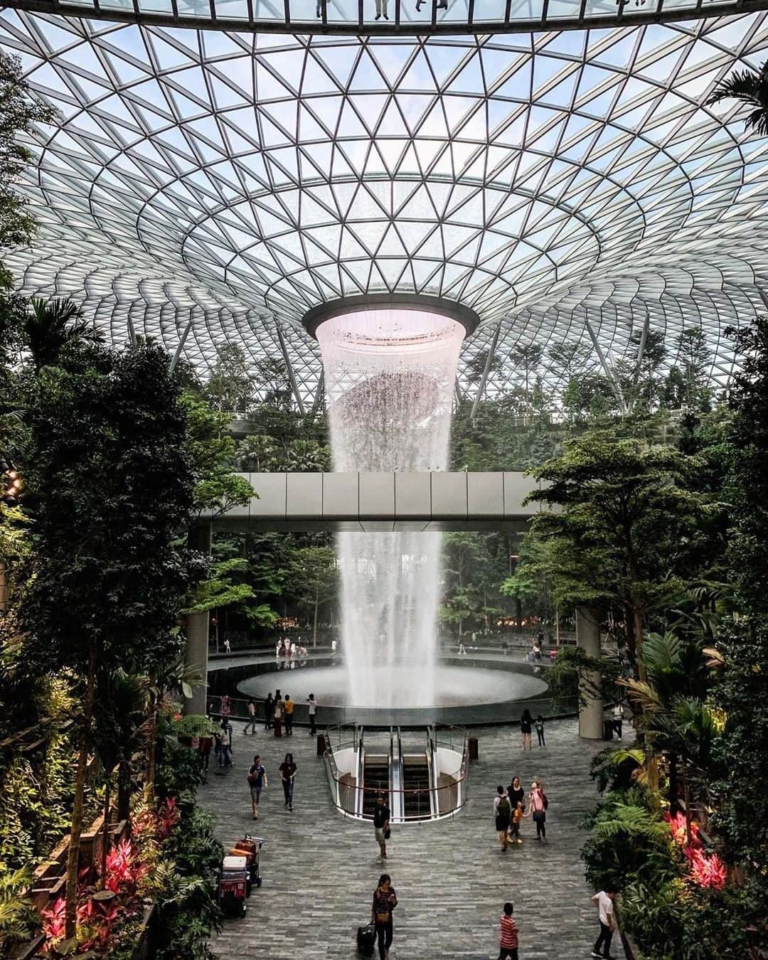 Travel + Leisureさんのインスタグラム写真 - (Travel + LeisureInstagram)「Travelers to Singapore can encounter the world’s largest indoor waterfall at Changi Airport. Read all about Jewel Changi Airport at our link in bio! #tlpicks courtesy of @thejetlagjunkie」6月17日 23時50分 - travelandleisure