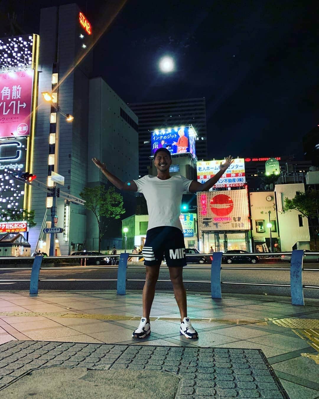 山名文和さんのインスタグラム写真 - (山名文和Instagram)「木尾と、月光浴したよ！」6月17日 23時52分 - fumikazu_yamana