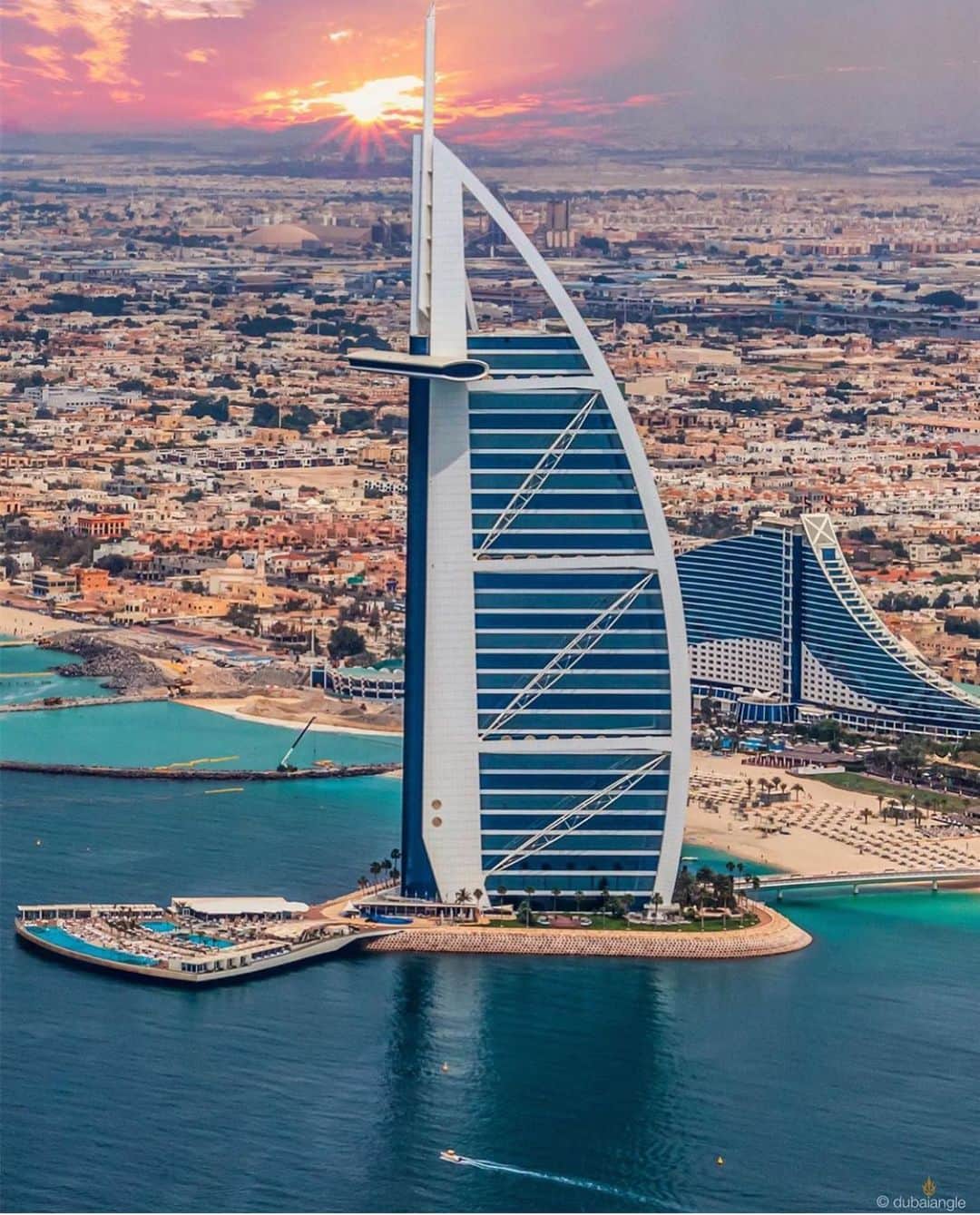 ドバイのインスタグラム：「Beautiful Sunrise #Dubai #BurjAlArab 📷:@dubaiangle」