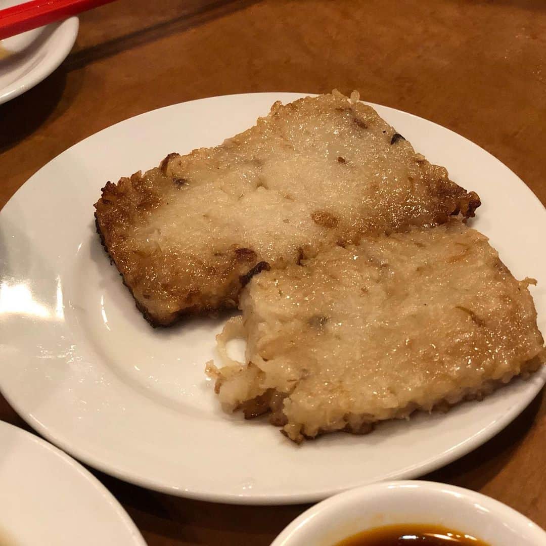 英玲奈さんのインスタグラム写真 - (英玲奈Instagram)「昔から好きだった#台湾料理 あまり自分で作ったことは無かったけど、米粉を使ったものが多いし、 #グルテンフリー 中にはいいかも！！ と少し前から研究していました！  さらに#身体に良い台湾料理 を目指して#オリジナルレシピ 開発しました^_^ かなり試行錯誤したw  折角なのでご興味ある方にお伝え出来ればな、と思って、 #食べて綺麗になる台湾料理教室 開催を予定しています！ 近々情報お伝えします^_^  お教室のレシピはもう決めてあるのですが、 さらにレパートリーを増やしたくて、 時間がある時には、 台湾通のまりえちゃんに、日本の美味しい台湾料理屋さんに連れて行ってもらってます╰(*´︶`*)╯♡ 台湾から戻ったばかりなのに今日も台湾料理付き合ってくれたw  #お料理教室 #レシピ開発」6月17日 23時57分 - erena_erenyan