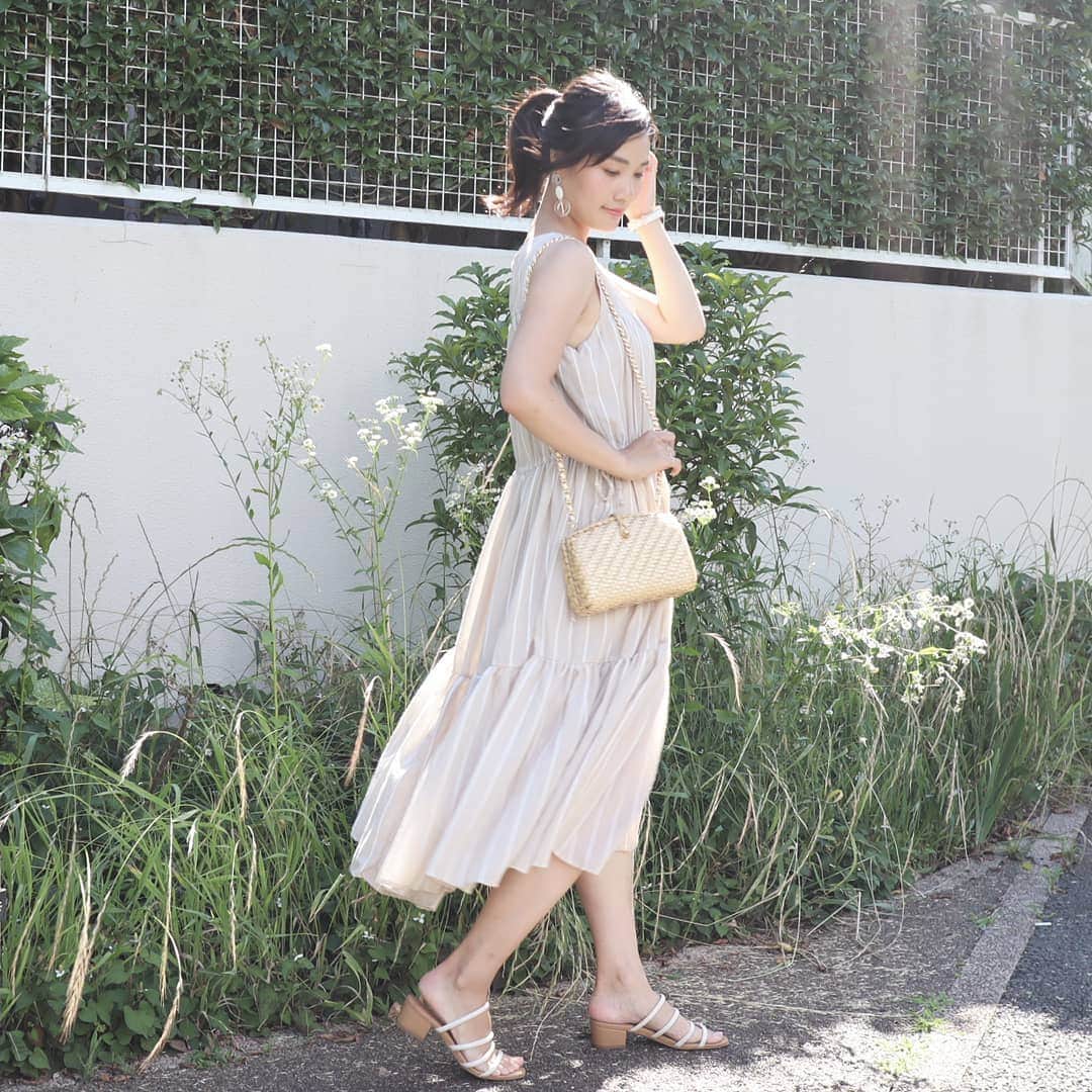 Eri Satoのインスタグラム：「beige×ivoryコーデ · @titivatejp の #ティアードノースリーブリラックスワンピース · このボリューム感と丈が好きで 色違いも集めちゃうワンピ 娘にもこーゆーの欲しいなぁ😍 作ろうかなぁ🤔👗 · #ティティベイト#titivate  #titivatestyle#fashion#ootd#outfit#code#coordinate#style#ファッション#コーディネート#コーデ#プチプラ#プチプラコーデ#ママコーデ#シンプルコーデ#mamagirl#locari#ママファッション #partegram#読者モデル#ママモデル #l4like#カジュアル#お洒落さんと繋がりたい#夏コーデ#マキシワンピ#ティアードワンピース」