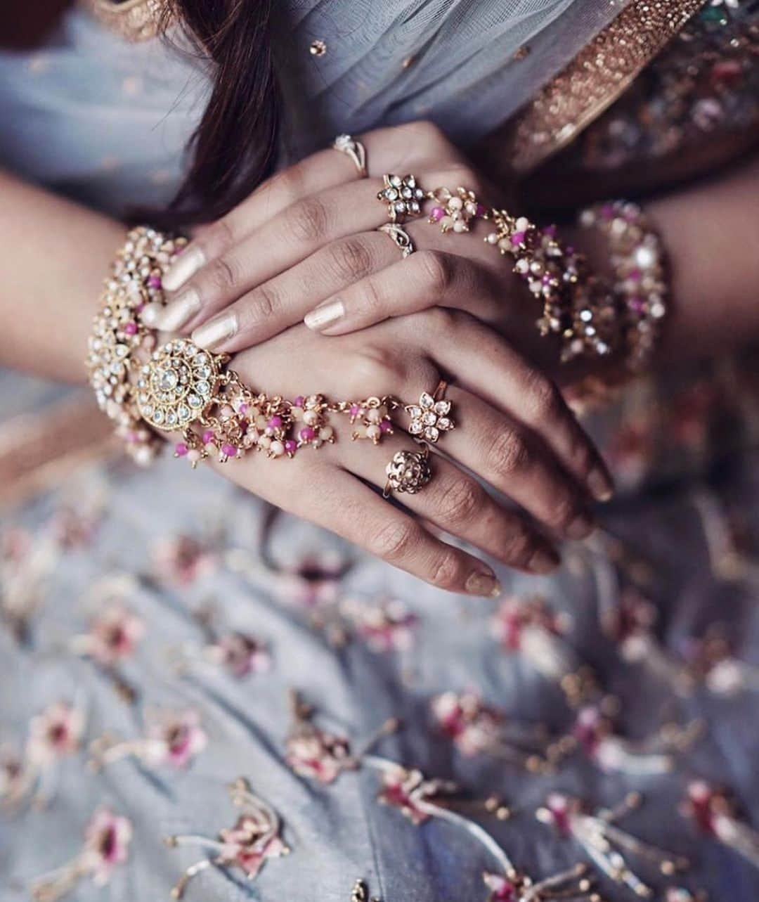 Indianstreetfashionさんのインスタグラム写真 - (IndianstreetfashionInstagram)「Swooning over this simple and delicate bridal jewellery 😍 #indianstreetfashion  #jewellery #haathphool #indianwedding  #indianbride  #bridalinspo  #glam @meharphotography」6月17日 23時59分 - indianstreetfashion