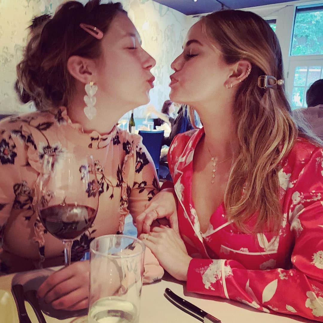 デビー・ライアンのインスタグラム：「I like that she has a glass of wine and I have a knife」