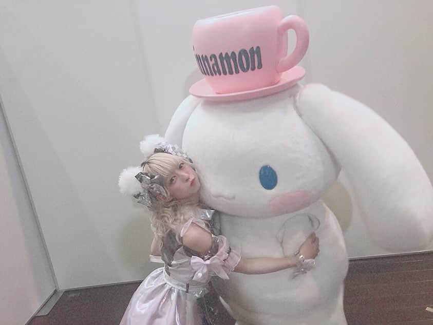 のインスタグラム：「シナモン、今年もとっても可愛かったです♡ 一昨年の夢みるDSでシナモンと出会ってシナモンを好きになって、 それから去年も今年も一緒に楽しいことができてとっても嬉しいです。 今年はピューロランドに遊びに行けるように頑張ります🐣♡ #シナモロール #ピューロランド #かわいい」