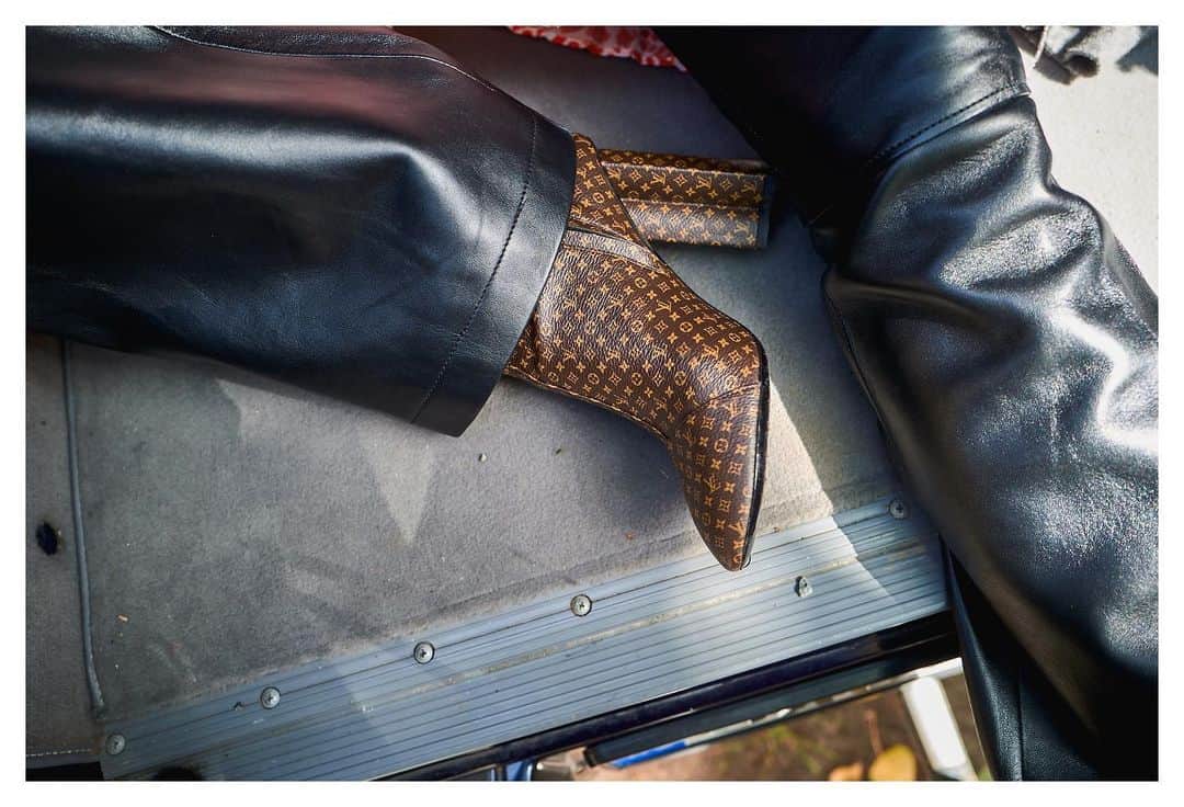 ELLE Czechさんのインスタグラム写真 - (ELLE CzechInstagram)「„Dejte dívce ty správné boty a ona si dokáže podmanit svět!“/ Marilyn Monroe  Zaostřeno na detail/ dnes nosíme @louisvuitton  _____ #ELLEczech #ELLEfashion #ootd #behindthescenes」6月18日 0時10分 - elleczech