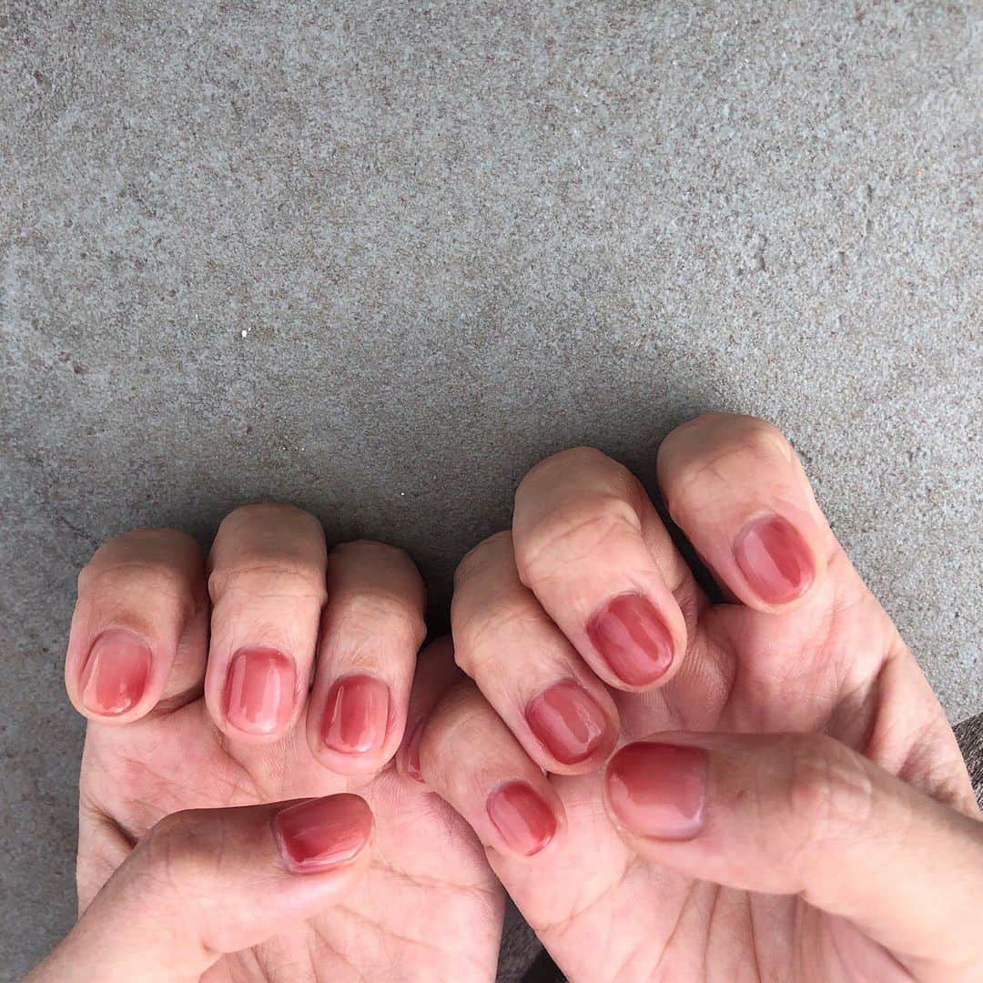 近藤千尋のインスタグラム：「久しぶりすぎるネイル💅❤️ ボロボロの手足が 綺麗になりました🙇‍♀️✨ @tsubasa_by_dlaw.lapilie  いつもありがとう🥰  そして明日はヒルナンデス! コーデバトルにお邪魔してます📺 是非ご覧ください🙇‍♀️✨ #ネイル #ヒルナンデス!」