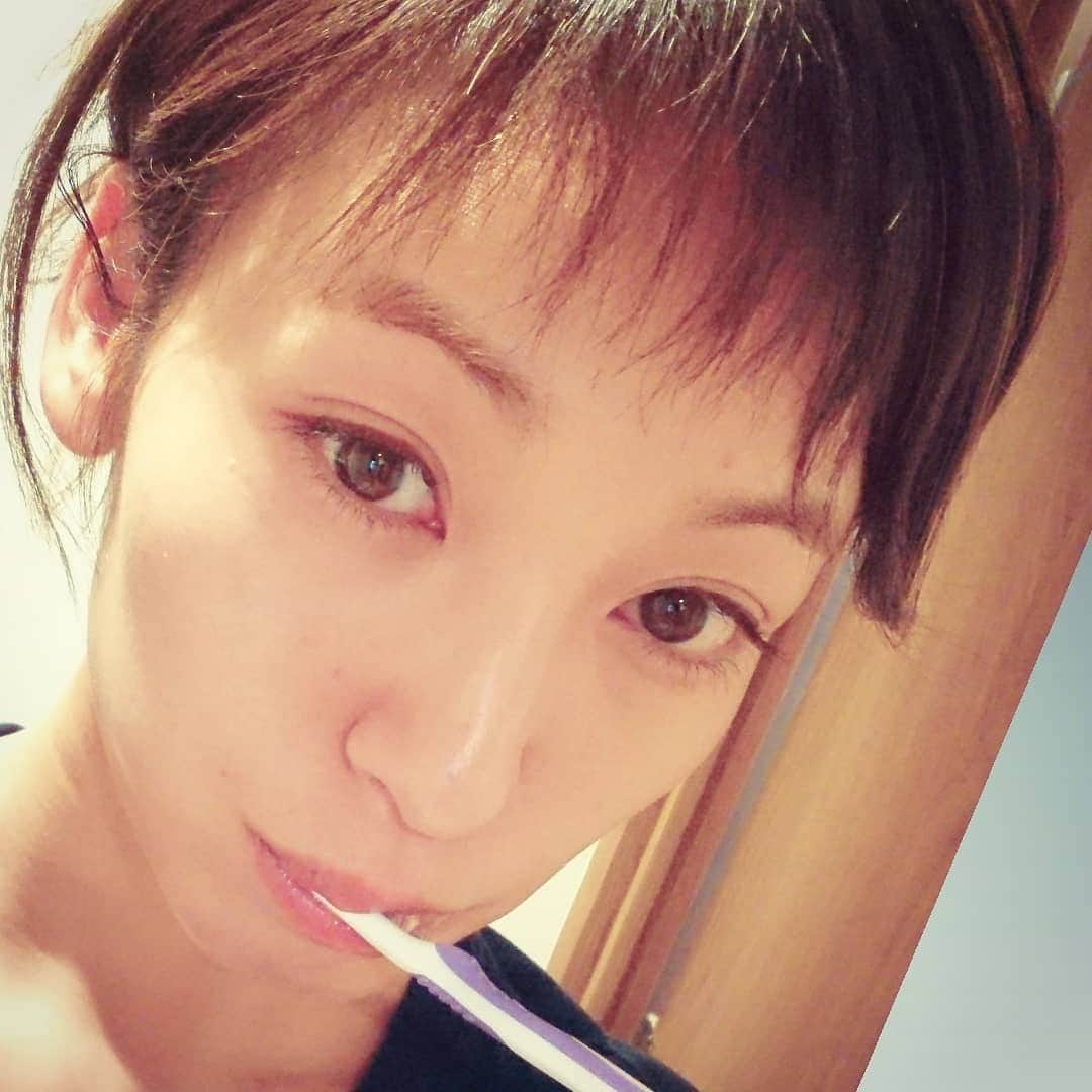 西山茉希さんのインスタグラム写真 - (西山茉希Instagram)「はしゃぎまして、 オン眉りました。  #髪切れないときは #前髪で遊ぼう  小さな変化を 大きく楽しむ作戦。  #ぐんない」6月18日 0時05分 - maki.nshiyama50