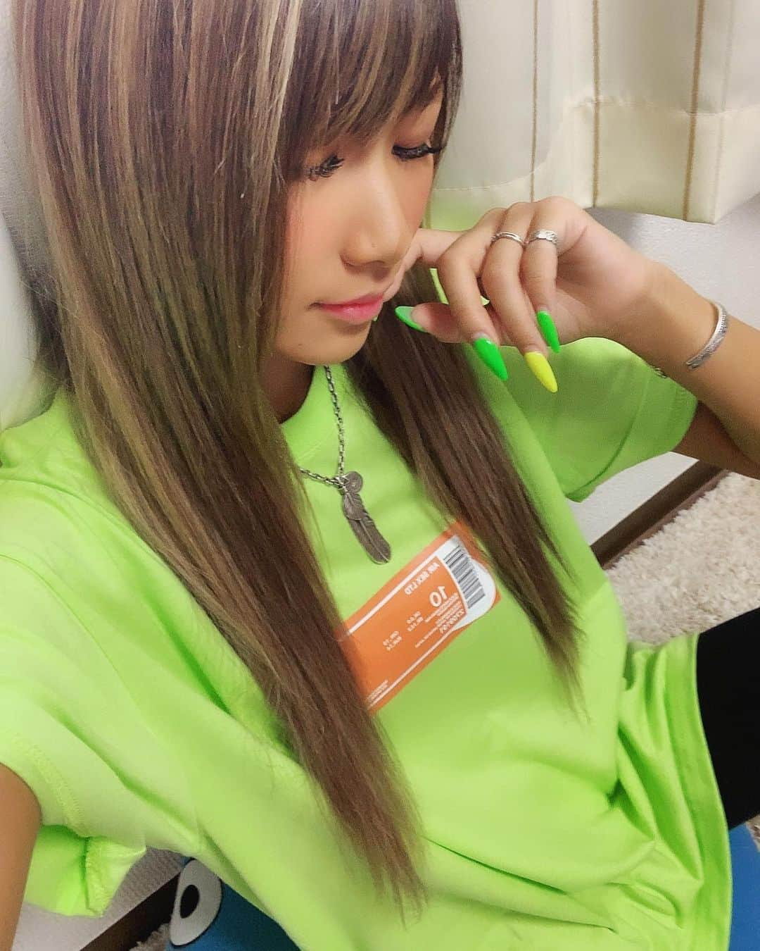 高橋由真さんのインスタグラム写真 - (高橋由真Instagram)「パリピ🌈カラーなTシャツ🤤💖 . @badmouthworld のやつ♡ サイズはMサイズ🙋‍♀️✨ . ISMでも好評だったでござる！ とても目立ちました( ˙-˙ )💖 . 今年もステキなTシャツをちょこちょこと集められてて幸せ∩^ω^∩ . BIG Tが良き良き♡ . . . #bigtシャツ #Tシャツ #パリピ #目立つ #私は #パリピじゃない #🌈 #😂」6月18日 0時06分 - yumachi1021