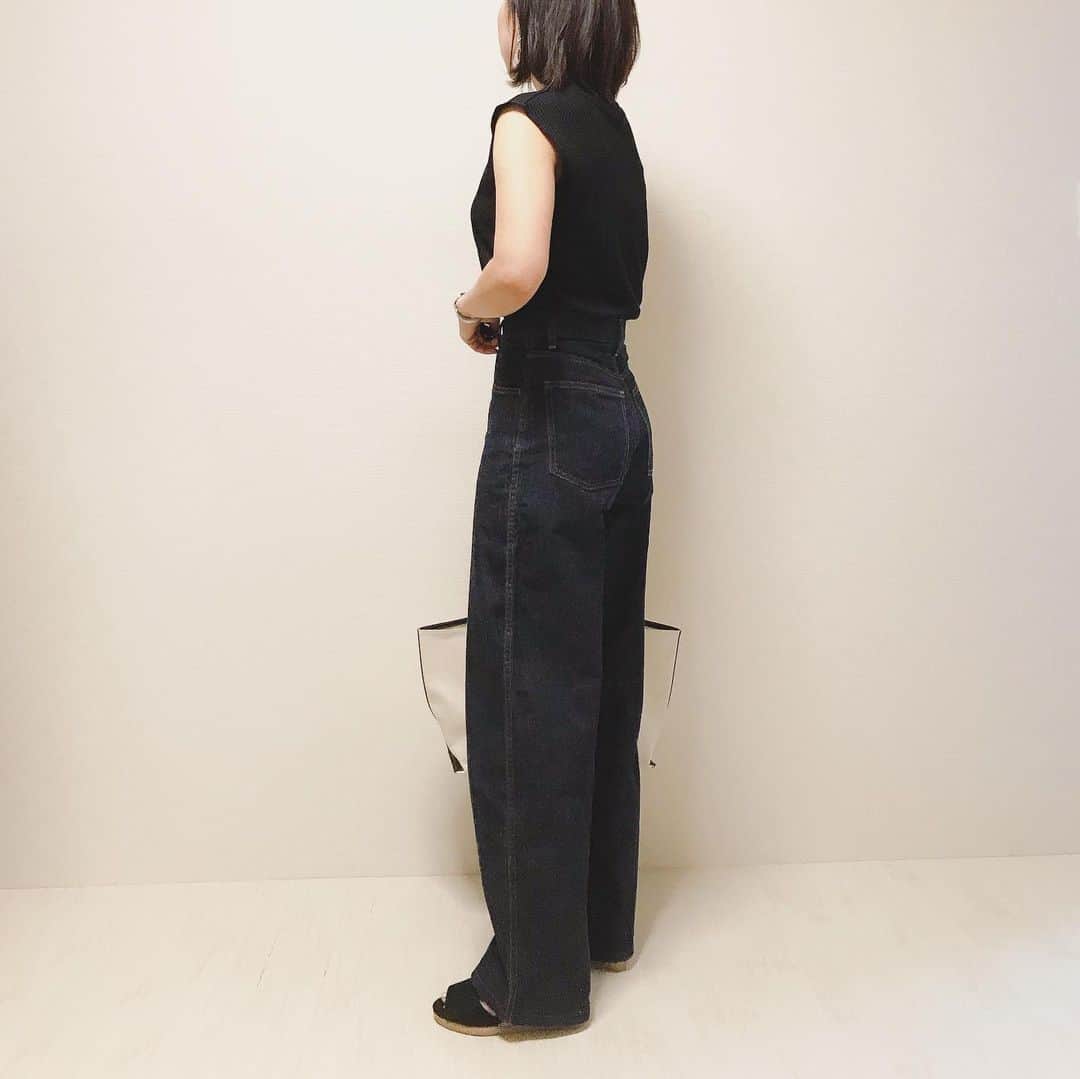 aiaiさんのインスタグラム写真 - (aiaiInstagram)「二の腕も上手くカバーしてくれるワッフルノースリーブ見つけました！ @classicalelf_official  ジーンズはuniqloUのハイライズワイドストレート。 5cm裾上げしてもまだ長く… 7cm高さがあるサンダル履いてちょうど良いぐらい(^_^;) コーデの詳細はブログに書いています✎  #カーブパンツ  #ハイライズワイドストレートジーンズ  #ハイライズワイドジーンズ  #fashion#outfit#style#coordinate#instagood#ootd#pic#instapic#コーデ#コーディネート#スタイリング#プチプラコーデ#本日のコーデ#大人カジュアル#プチプラ  #カジュアル  #ユニクロ #uniqlo #uniqlou #ユニクロユー #ユニジョ #ユニクロコーデ #ジーンズ #ジーンズコーデ #アラフォーコーデ #アラフォーファッション #ノースリーブ」6月18日 0時12分 - saltaiai