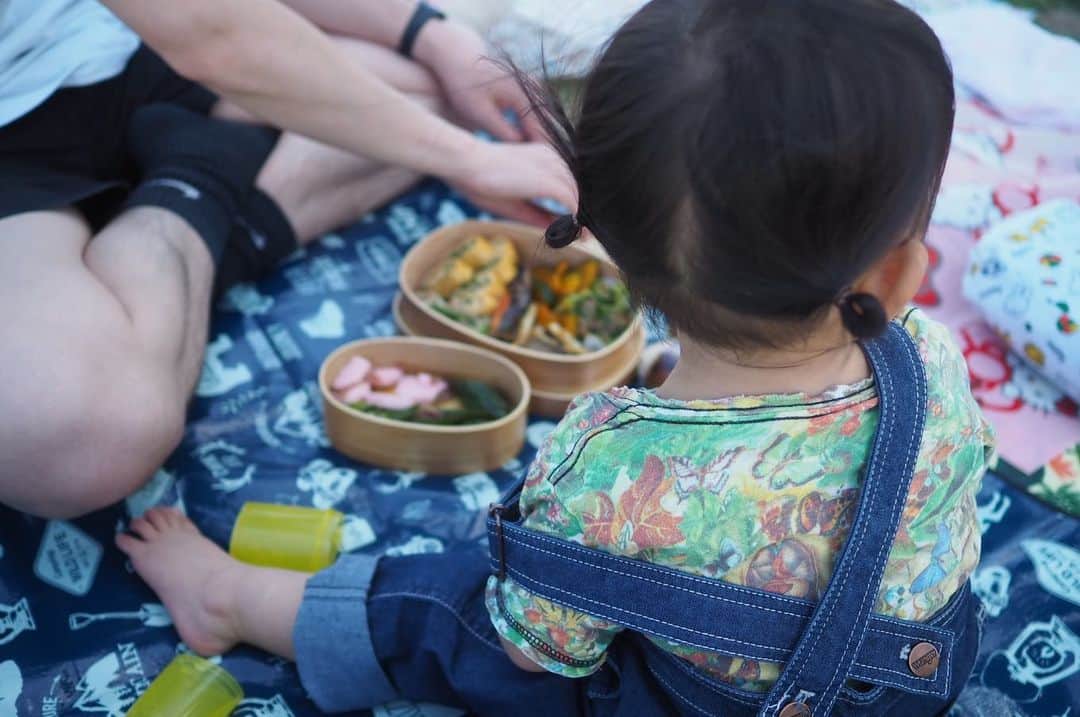 maatamagosanのインスタグラム：「今日は公園行ってお弁当食べたり初めての水遊びしたり。お友達に貸してもらったキティーちゃんビキニめちゃかわ。」