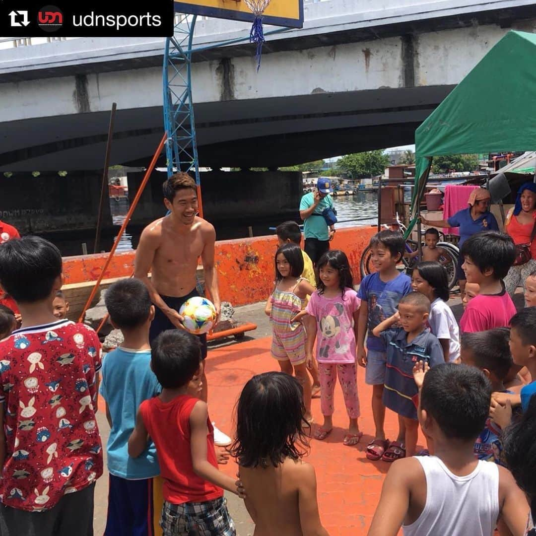 香川真司さんのインスタグラム写真 - (香川真司Instagram)「#Repost @udnsports with @get_repost ・・・ 4日目昨日と違う地域 トンド地区の子供達に会いに行きました。 音楽に合わせて一緒に踊りを踊ったり、 バスケットコートでリフティングをしたり子供達が喜んでいる姿がすごく印象的でした。 午後は急遽、香川選手がリスペクトするアスリート パッキャオ選手に会いに行く事になりました。香川選手も同じアスリートとして、 練習を見学させて頂いたりなど凄くプラスになる時間を過ごす事が出来ました。 #udnsports  #udnfoundation  #Philippine #manila #香川真司 #sk23 #mannypacquiao」6月18日 0時14分 - sk23.10