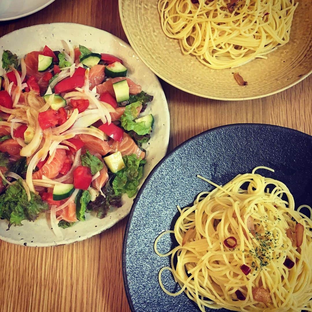 ecruのインスタグラム：「2019/06/17 (mon) 今日は、朝からトラブル発生で大変な1日になりましたが、1日の終わりには、通勤、通学途中での面白い話に家族で大笑いし、楽しい気持ちで1日を終えることができて良かったです♪ ・ 大きなお月様が綺麗な夜🌕 おやすみなさい。 ・ #gon_food #息子ご飯 #晩ご飯 #food #foodpic #foodphoto  #夕食  #instafood #instagood #yummy #love #japan #japanesefood  #thankyou #onthetable #日々 #暮らし #dinner  #うつわ  #小鹿田焼 #カルパッチョ  #週末はオットの誕生日でした #息子の得意料理 #ペペロンチーノをまた作ってくれた #私はピザを焼くだけで楽チン」
