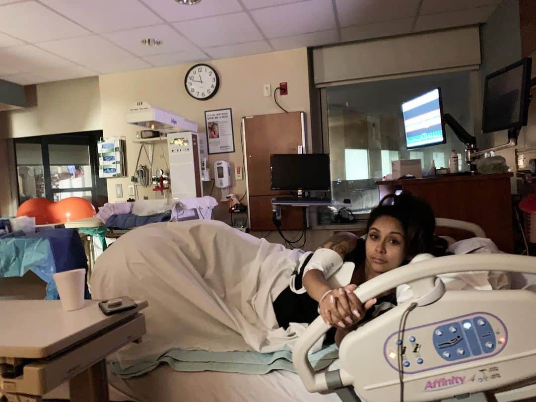 ニコール・ ポリッツィのインスタグラム：「In this moment I was so worried I was gonna poop on my baby & poor doctor & nurse. Pretty sure I didn’t. #MAWMA #LaborFun #JesusTakeTheWheel」