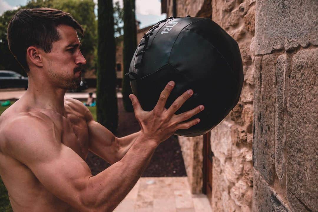 ボージャン・クルキッチのインスタグラム：「Target for this week of the holidays: keep giving my best! Fully motivated to continue my prep. 💪🔝 Lunes de vacaciones. Objetivo: ¡seguir dando el máximo! Motivación a tope para continuar el plan de entrenamiento esta semana. #mondaymotivation #summertraining」