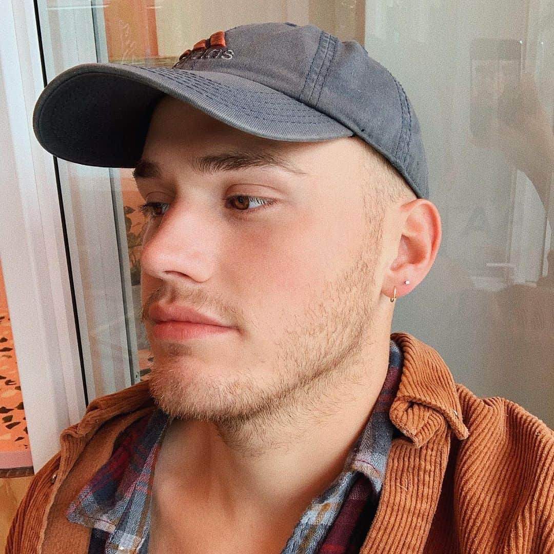ブランドン・シェイアのインスタグラム：「I stabbed a new hole in my ear & filled it with a diamond. You like?」