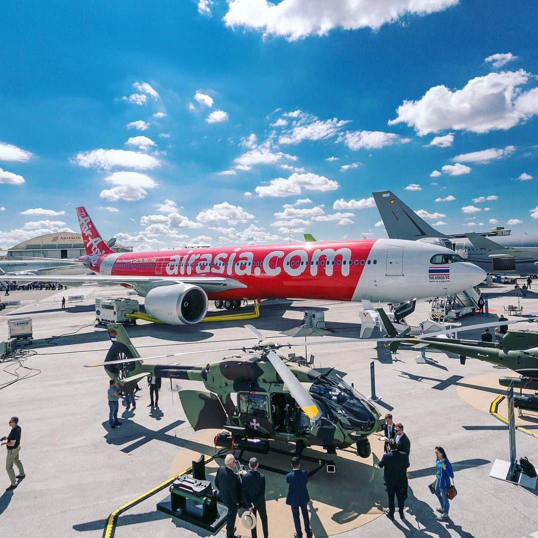 エアアジアさんのインスタグラム写真 - (エアアジアInstagram)「RED and proud! In the sea of aircraft here at the Paris Air Show, our newest A330neo shines the brightest! Say hello to the newest addition to our fleet! ✈️😍」6月18日 0時27分 - airasiasuperapp