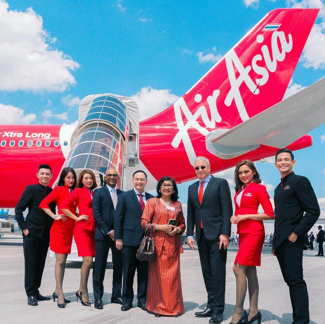 エアアジアさんのインスタグラム写真 - (エアアジアInstagram)「RED and proud! In the sea of aircraft here at the Paris Air Show, our newest A330neo shines the brightest! Say hello to the newest addition to our fleet! ✈️😍」6月18日 0時27分 - airasiasuperapp