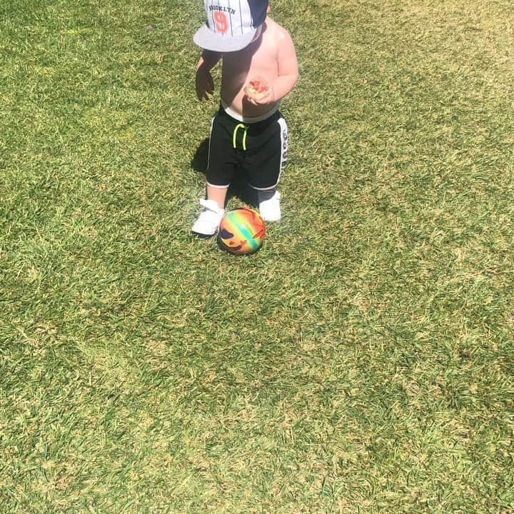 スティーヴン・デイヴィスのインスタグラム：「Dribble, no look pass, little baller giving a 👋 to the fans 😆 🔥」