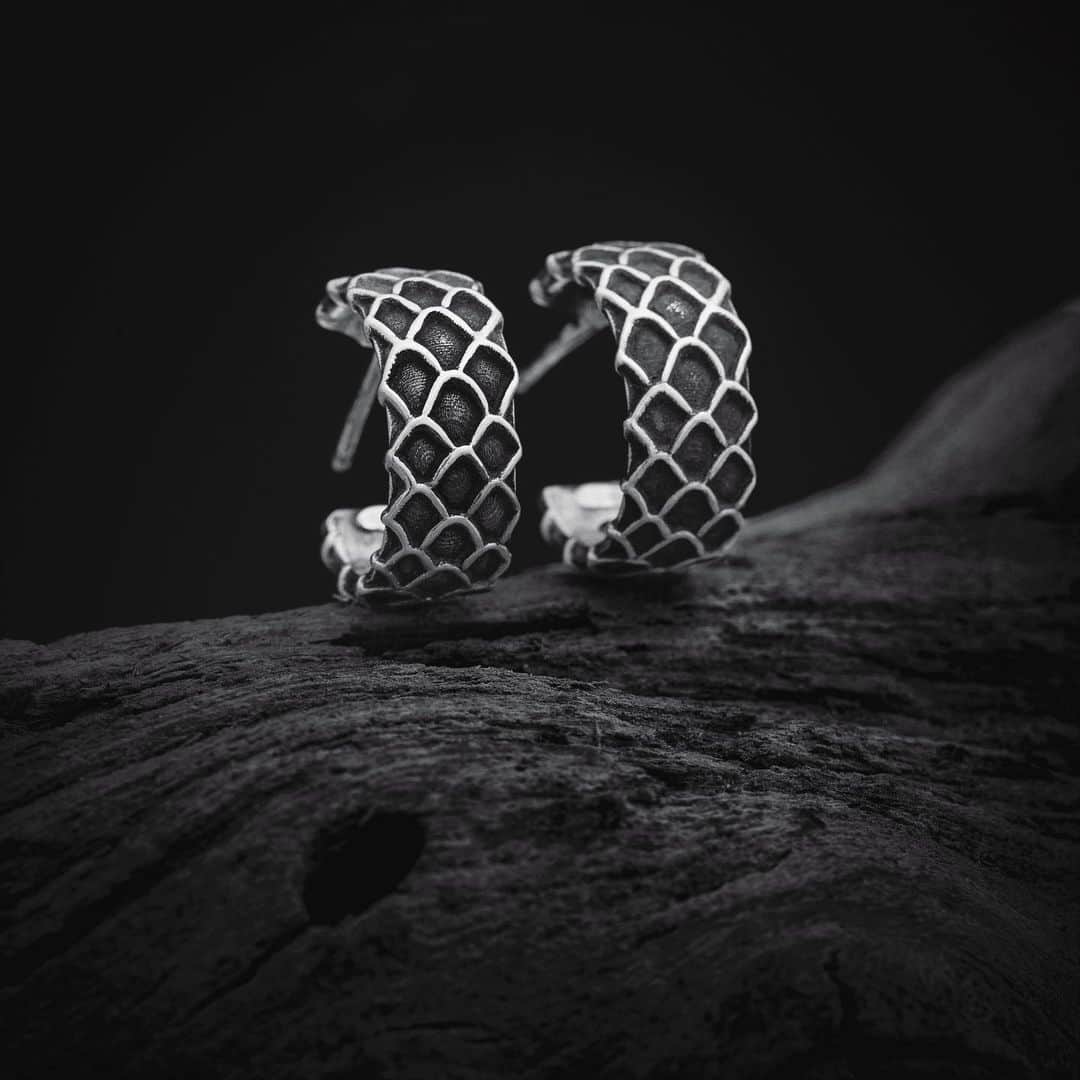 のインスタグラム：「Scales in Silver & Black... The Dragon Scale Hoop Earrings New to the Medieval section at AlexStreeter.com #AlexStreeter」