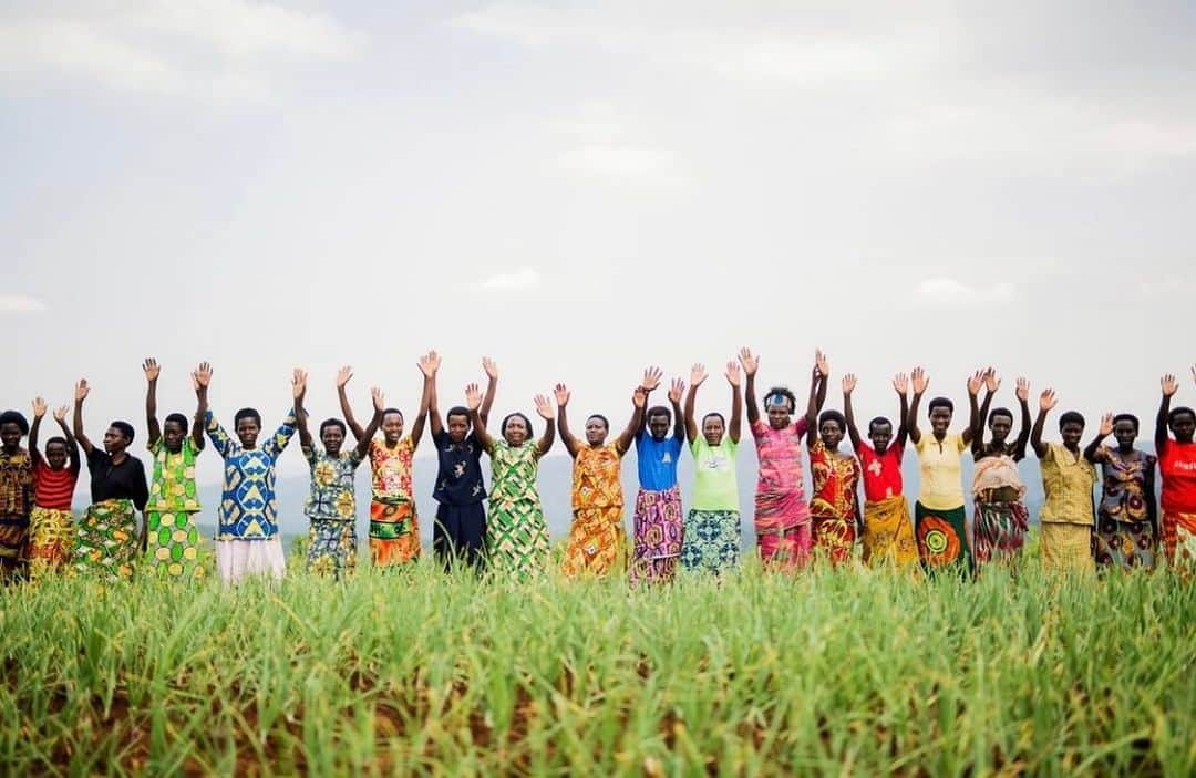 シャーロット・ティルベリーさんのインスタグラム写真 - (シャーロット・ティルベリーInstagram)「Darlings, the life changing organization @womenforwomen, who dedicate their time to help and support women survivors of war, is a charity very close to my heart and I couldn’t be prouder to be a Global Ambassador for them. This year, I am continuing my work with them by pledging £1 Million to this magical, amazing charity, through the launch of my new collection of incredible, iconic #HOTLIPS 2 lipsticks! COMING SOON!! 💋💋💋💋 LIPSTICK IS HAPPINESS IN A TUBE!  #HAPPYKISS #LIPSTICKCONFIDENCE」6月18日 0時32分 - charlottetilbury