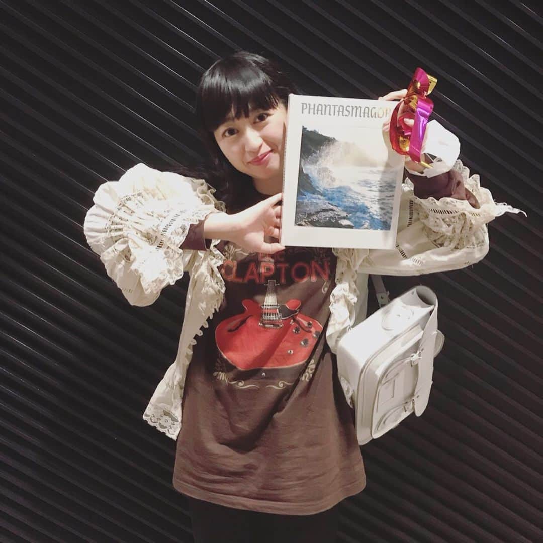 竹村真奈のインスタグラム：「YUKI concert tour "trance/forme" 2019. . 先日、スパイクの小川 @ogawah ちゃんとYUKIちゃんのコンサートへ⚡️ アルバム名をずっと「フォーミー」だと思ってたら小川ちゃんに「フォームですよ」と言われ、大恥かいた数分後にYUKIちゃんが「フォルム」って言ってて2人ともタイトル勘違いしてた…🤯 . #YUKI #forme」