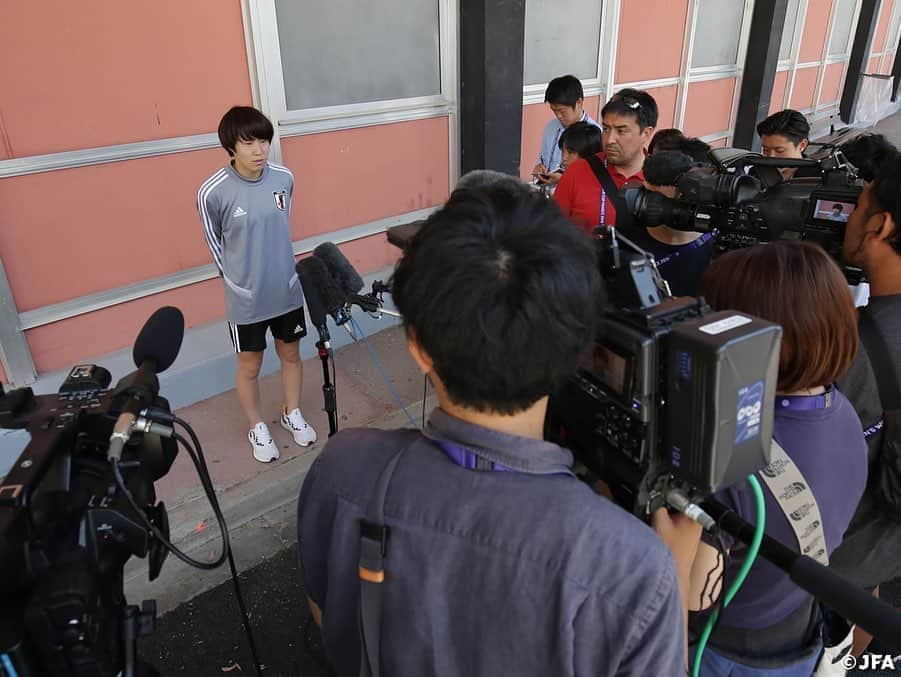 日本サッカー協会さんのインスタグラム写真 - (日本サッカー協会Instagram)「完全非公開のトレーニング後、報道陣の質問に答える#なでしこジャパン の選手たち ・ ✍️JFA.jpでは、活動レポートを掲載中！ ・ ＜FIFA女子ワールドカップフランス2019＞ なでしこジャパン🇯🇵試合日程  6/10 25:00｜0-0アルゼンチン🇦🇷 6/14 22:00｜2-1 スコットランド🏴󠁧󠁢󠁳󠁣󠁴󠁿 6/20 04:00｜vsイングランド🏴󠁧󠁢󠁥󠁮󠁧󠁿 📺フジテレビ系列、NHK BS、J SPORTSで生中継！ ・ #nadeshiko #世界のなでしこ #なでしこジャパン#FIFAWWC」6月18日 0時37分 - japanfootballassociation