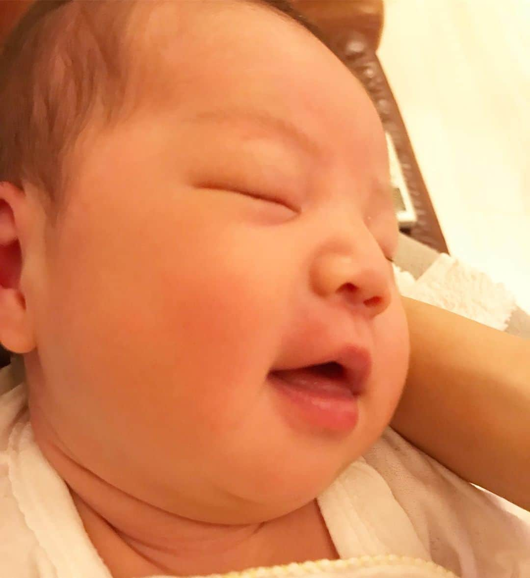 濱中鮎子さんのインスタグラム写真 - (濱中鮎子Instagram)「また３時間後ねー！🍼 おやすみ、ベイビー👶  #丸 #お嬢 #生後14日目 #2週間  #新生児微笑」6月18日 0時38分 - ayukohamanaka