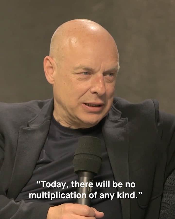 Red Bull Music Academyのインスタグラム：「This week we explore the varied and creative approaches that musicians take to collaboration. Brian Eno keeps things interesting with a new rule every day. Find out more through the link in our bio. ⠀⠀⠀⠀⠀⠀⠀⠀⠀ #BrianEno #Collaboration #RBMA」