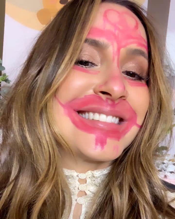 のインスタグラム：「#CháDeBebê de #Bela ontem à tarde! Só meninas participaram... e como participaram! Que amigas! rsrsrs ps. Até agora tem batom na minha testa. 🤦🏼‍♀️ ps2. @studiowrsalvador foi o único menino permitido e organizou essa bagunça.」