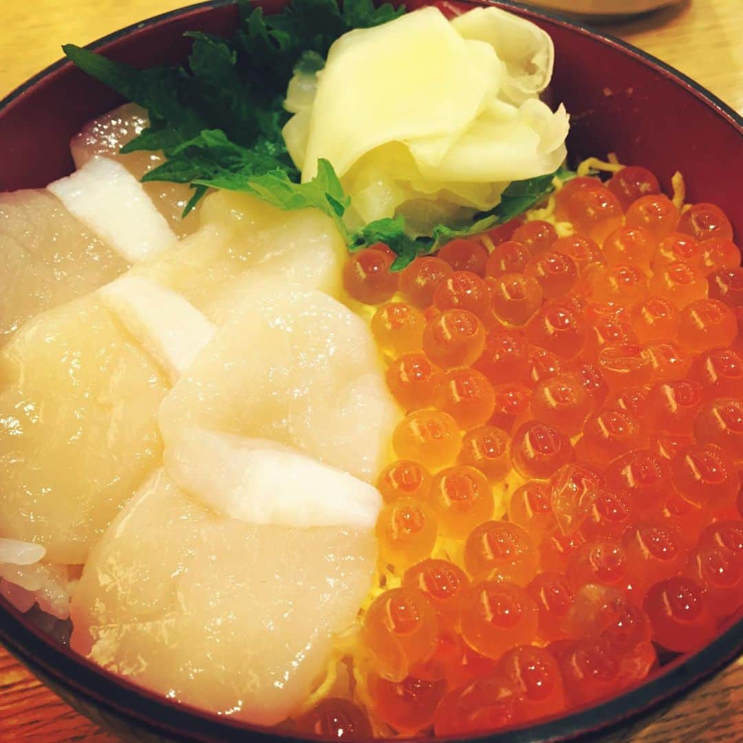 のインスタグラム：「"hotate & ikura rice bowl"  #ホタテ #いくら #海鮮丼 #ホタテいくら丼 #最高 #幸せ #北海道 #札幌千歳空港 #hotate #scallop #ikra #ricebowl #Sapporo #Hokkaido #Sapporochitoseairport」