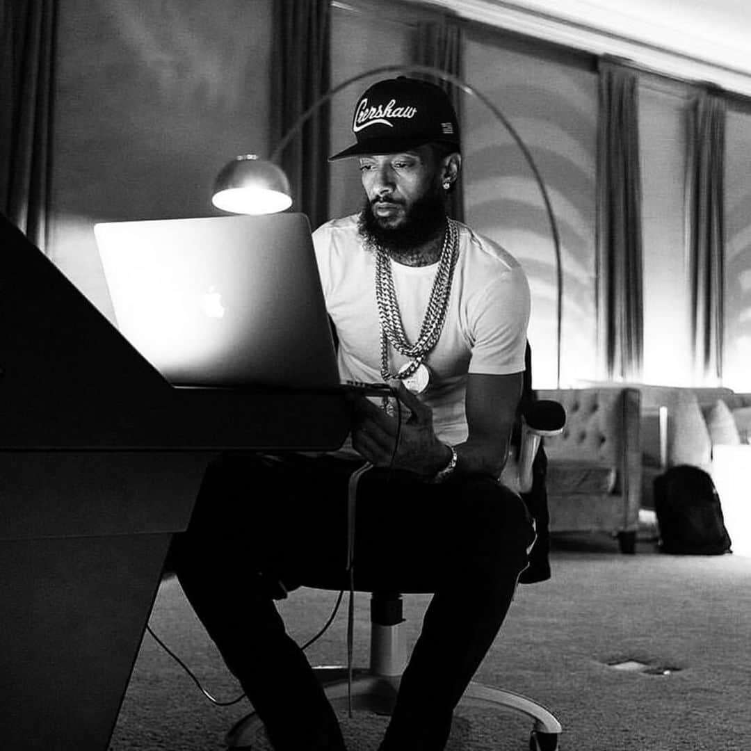ゲームのインスタグラム：「#MarathonMonday I woke up this am thinking how unfair life is sometimes.  How bro being robbed of his Father’s Day yesterday made it hard to sit there & enjoy mine. Every time I hear your voice I think the exact same thought Nip, like damn..... bro really gone. Hurts me so I can only imagine how it has affected Blacc Sam, lil Sam, Boog, the kids, moms, pops & his immediate homies. My intention with this post is not to purposely make anyone hurt by the obvious but I feel this is a platform where I can speak my truths & you are all people I can share my feelings with. Life be wack as fuck sometimes, it really does. One day you think you got things under control & everything’s running smoothly, then the next day it throws you a curve ball. When it happens for you, I want to be as strong as you possibly can but do not feel that you have to suppress your emotion to prove to yourself or others that you are super-human. Pain is love too. No one is perfect & if we are all created in God’s image then we are not in this alone. I wish you all a good week and strength as you know like I know, some days are just harder than others. & still, on those days “THE MARATHON CONTINIUES” #TMC 🏁」