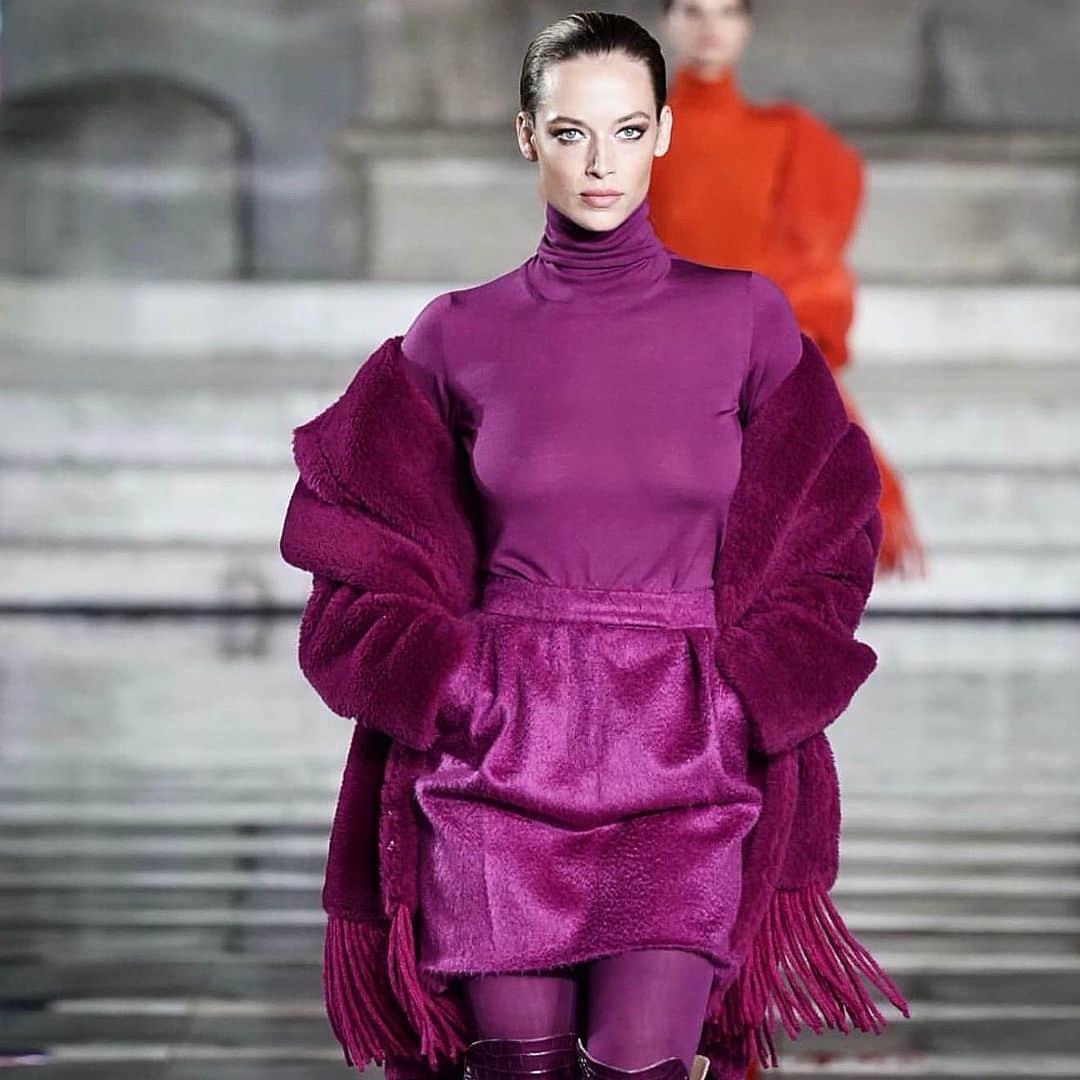ハナー・ファーガソンのインスタグラム：「CR RUNWAY in Florence! 💜 thank you always 💜 @carineroitfeld @pg_dmcasting 🙏🏽 Makeup @tompecheux  Hair @sammcknight1  Nails @nailsbymei  Wearing @maxmara  #crrunway」