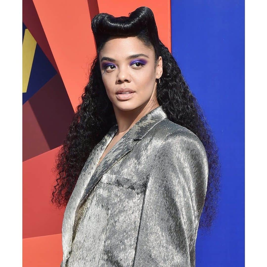 Lacy Redwayさんのインスタグラム写真 - (Lacy RedwayInstagram)「Victory roll and texture on the carpet .  Styled by @waymanandmicah  Makeup by @kateleemakeup  Hair by Me 🙋🏾‍♀️ #HairByLacyRedway  #tessathompson #lacyxtessa」6月18日 0時52分 - lacyredway