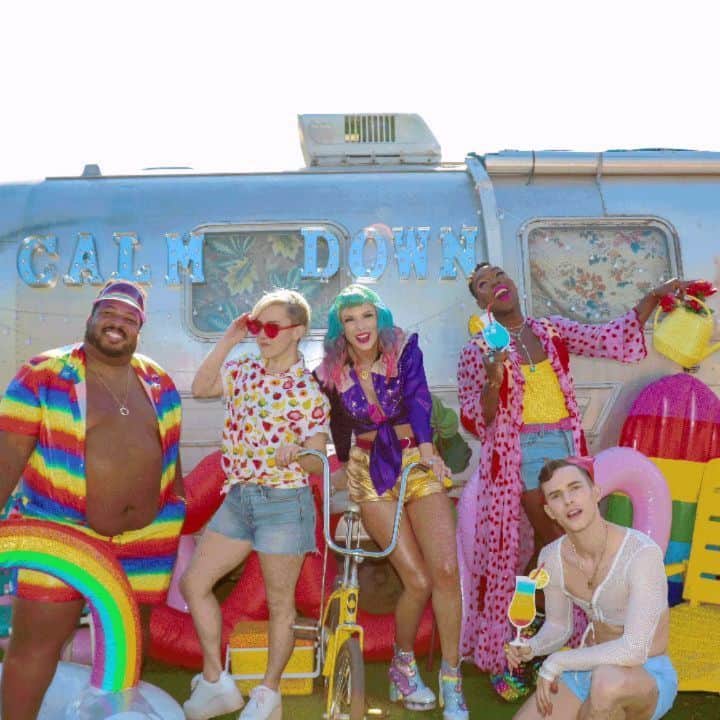 ハナー・ハートのインスタグラム：「The secret is out!!! I had the honor of appearing @taylorswift's new music video!! She is the best not only because she's a DELIGHT to be around but also because of the message behind the music. 🙌  I've gone from fan to super fan. We talked about cats, horoscopes, prosecco and more! Daydreams don't compare! What a time to be alive! 😍」