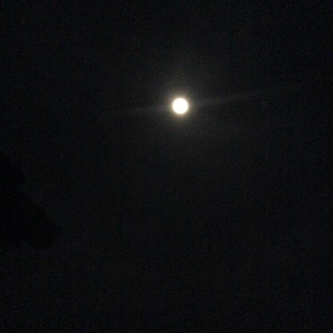 祥吉さんのインスタグラム写真 - (祥吉Instagram)「まんまる満月🌕 ストロベリームーン ピンク色に見えるのかと思ったら 野いちごを収穫する目印だったとか… ヨーロッパではローズムーン… どちらの呼び名もロマンチックですね😌 初夏の満月にパワーをいただきました  皆様にも素敵がありますように…  #播州赤穂#赤穂#赤穂御崎#赤穂温泉#赤穂温泉祥吉#潮彩きらら祥吉 #祥吉#月#満月 #ストロベリームーン#ローズムーン」6月18日 0時58分 - akoshokichi