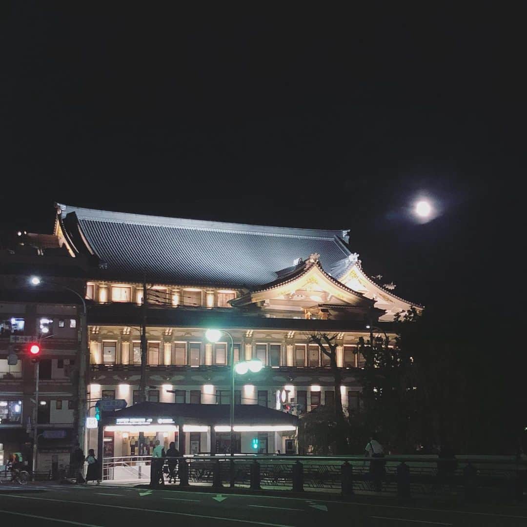 佐山愛のインスタグラム：「❤︎ ・ 今夜は満月🌕 ・ 手前の街灯いらないくらい 月明かりが綺麗な夜 ・ ひとりでぷらぷらお散歩♪ ・ なんか昔の人になった気分で 楽しかったなぁ✨」