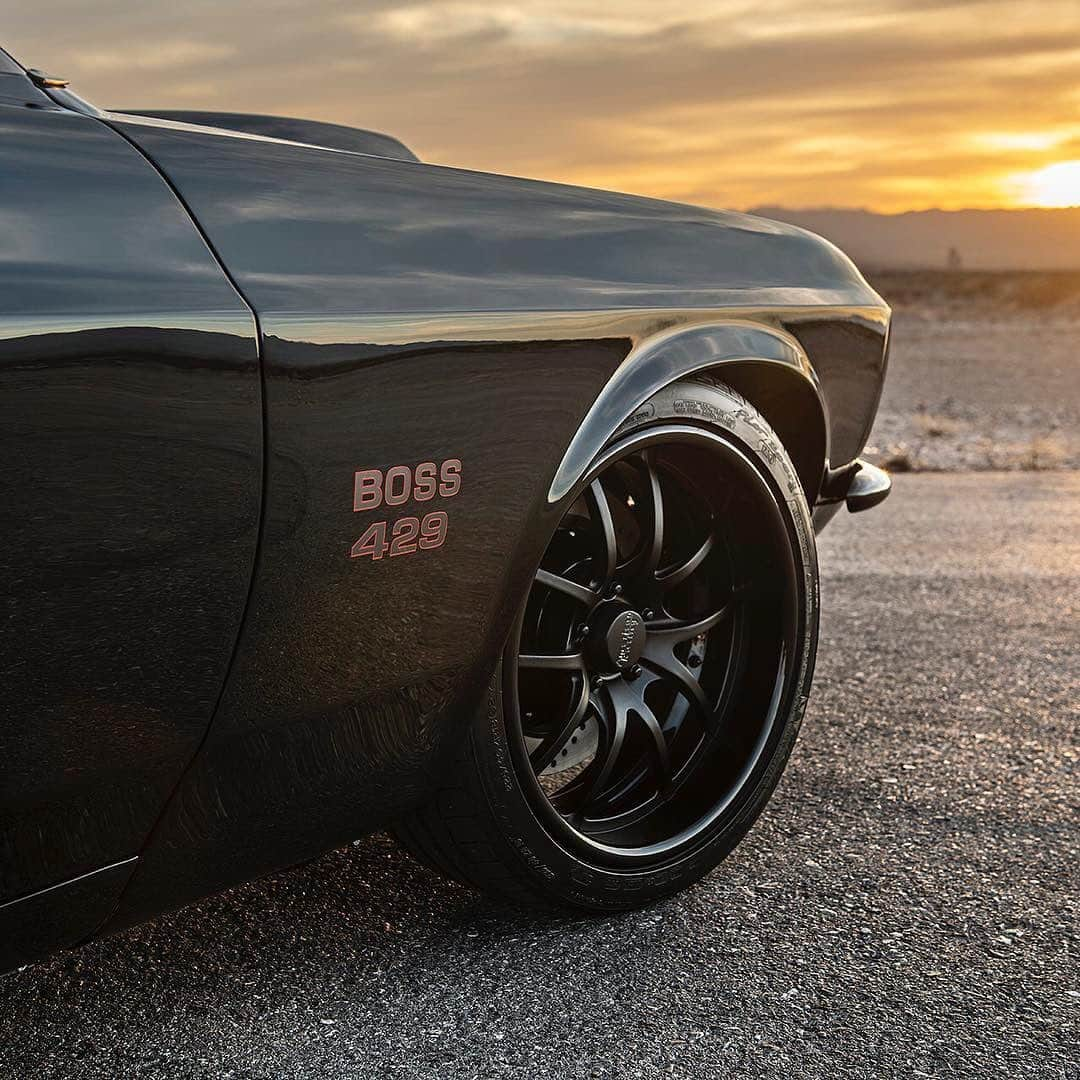 CARLiFESTYLEさんのインスタグラム写真 - (CARLiFESTYLEInstagram)「Boss 429 Mustang. 👍🏼or👎🏼? Photo by @drewphillipsphoto #carlifestyle @classicrecreations」6月18日 1時04分 - carlifestyle