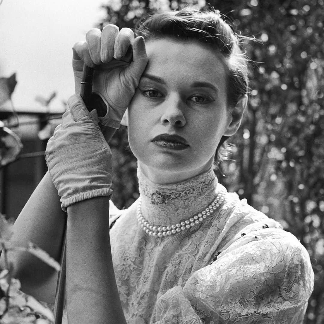 lifeさんのインスタグラム写真 - (lifeInstagram)「LIFE celebrates artist, author, and style icon Gloria Vanderbilt, who passed away today at age 95. This photo originally appeared in the August 30, 1954 issue with the caption: "[A] new star shines..." (Gordon Parks—The LIFE Picture Collection/Getty Images) #LIFElegends #gloriavanderbilt」6月18日 1時05分 - life