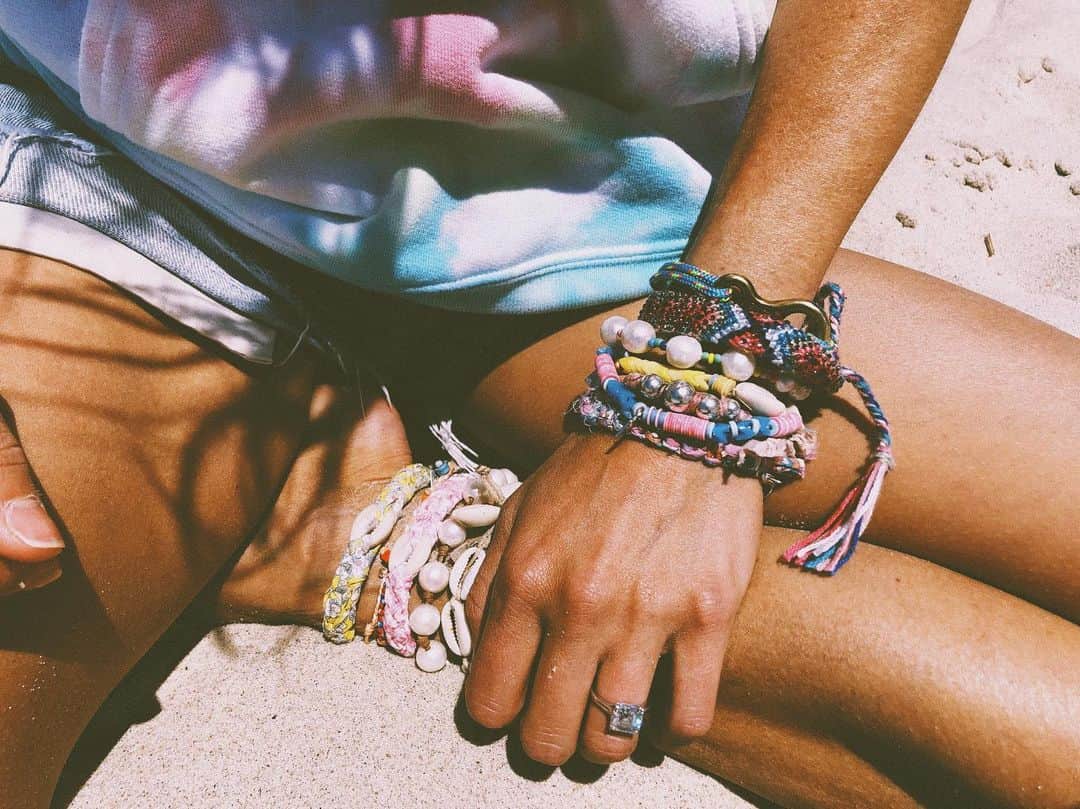のインスタグラム：「Let’s SHELLABRATE the start of a new week 🐚☀️🙌🏼 tap to shop all of the #armparty NEWness」