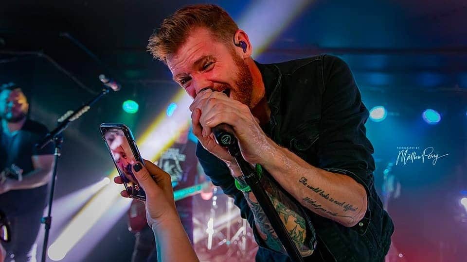 ヒンダーのインスタグラム：「Thanks for a great show Ottawa, ON! #Lucky7Tour 📸: @photogperry」