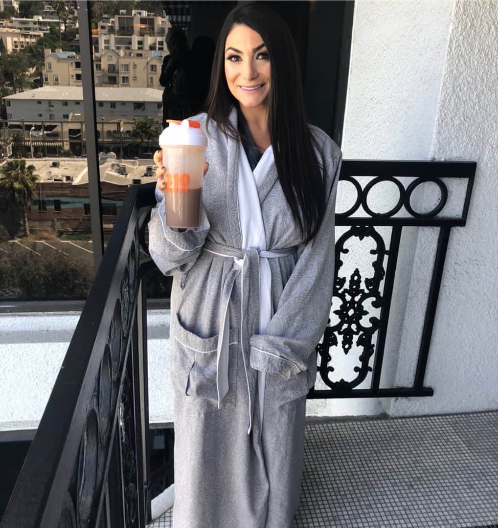 ディーナ・ニコール・コルテーゼのインスタグラム：「The best part of waking up, is 310 in my cup!  #310shake gives me what I need to start my day right. @310nutrition is more than just weight loss It’s the perfect junk food replacement! Use it once a day for to maintain weight or as a meal replacement 2 times a day to shed some weight! It’s 🌱 based, gluten, nut, dairy & sugar free and tastes like a milkshake. Try their They’ve got amazing deals right now + use code “310OPERATE” for FREE shipping at check out! #weightloss #cleaneating #310ad」