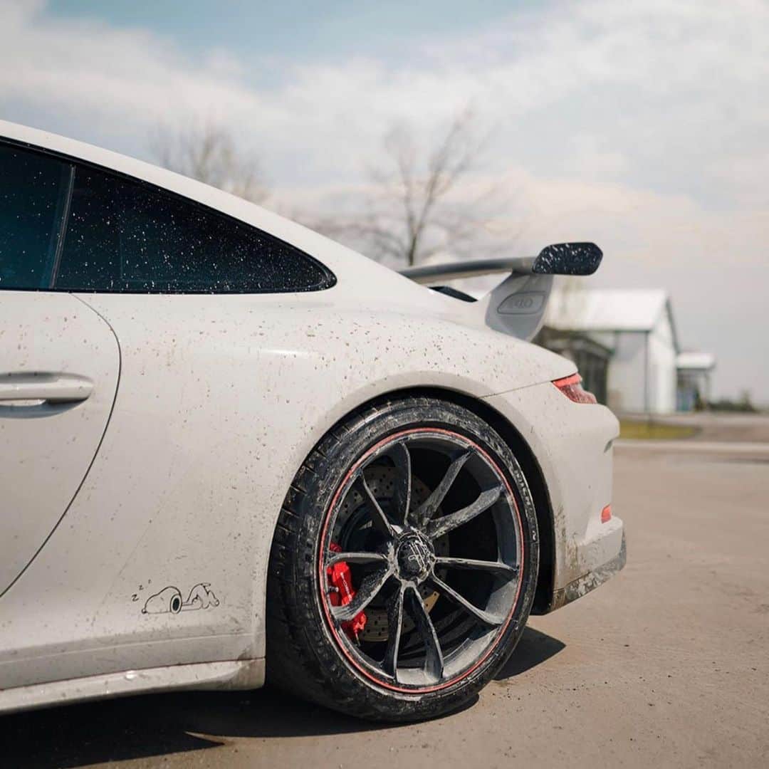 CarsWithoutLimitsさんのインスタグラム写真 - (CarsWithoutLimitsInstagram)「Muddy GT3 🦔 Photo @frozenfraim  #carswithoutlimits #porsche #gt3 #dirt #mud #toronto」6月18日 1時16分 - carswithoutlimits