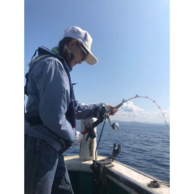 三島ゆかりさんのインスタグラム写真 - (三島ゆかりInstagram)「なかなか様になってると思いません？😂🎣 ダブルヒット👍✨ 1番大きいと30〜40cmくらいのイサキを釣りました💖 しかしスタッフさんが私の休憩中にやってもあまり釣れず、三島さんすごいと言われましたがwww なんだ？才能が開花したのか？？ そんなことはありません、船頭さんのおかげです🙏 ありがとうございます🍎✨ #テレビ和歌山 #6時のわかやま6waka #特集 #和歌山新歳時記 #レポーター #三島ゆかり #ゆかりんご #釣り #ロケ #才能開花 #センス #大漁 #イサキ釣り #船釣り #釣りガール #爆釣 #楽しかった #fishing #followｍe」6月18日 1時21分 - apple340